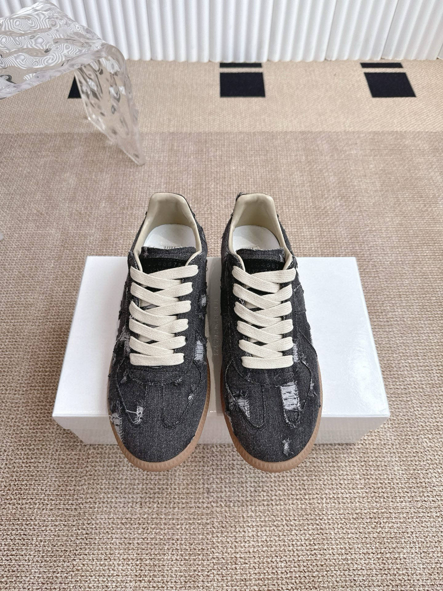 NO:416401,MaisonMargiela MM6 MaisonMargiela Classic German training shoes A light luxury brand of genius designer brand This German training shoes continue the classic T-shaped genuine leather splicing design. After many careful improvements by the design team, the soft and delicate characteristics are combined with the fashionable and fashionable fabric surface, making it both have super high softness and comfort, and at the same time maintain good breathability. Comfort and texture are parallel to each other. Easy to control any matching of all seasons. Original custom imported cowhide/suede/canvas inner imported soft sheepskin original open mold rubber wear-resistant beef tendon sole size 35-40 / men 39-45 (women 40, men 45 custom made without return), casual shoes/sports shoes, masion margiela,masion margiela,sneakers,cowhide,sheepskin,chamois leather19860909MaisonMargiela MM6 马吉拉 经典德训鞋 鬼才设计师品牌一个轻奢品牌 这一款德国训练鞋延续了经典的T形真皮拼接设计 经过设计团队多次的精心改良 柔软细腻的特点与时尚潮流的布面相结合 使其既有超高的柔软舒适度 又同时保持不错的透气性能~舒适与质感并行 轻松驾驭四季穿着任何搭配 原版定制进口牛皮/麂皮/帆布 内里 进口柔软羊皮里 原版开模橡胶耐磨牛筋底 码数女35-40 / 男39-45 （女40 男45定做不退换）,休闲鞋/运动鞋,masion margiela,masion margiela,sneakers,cowhide,sheepskin,chamois leather,Women's Shoes