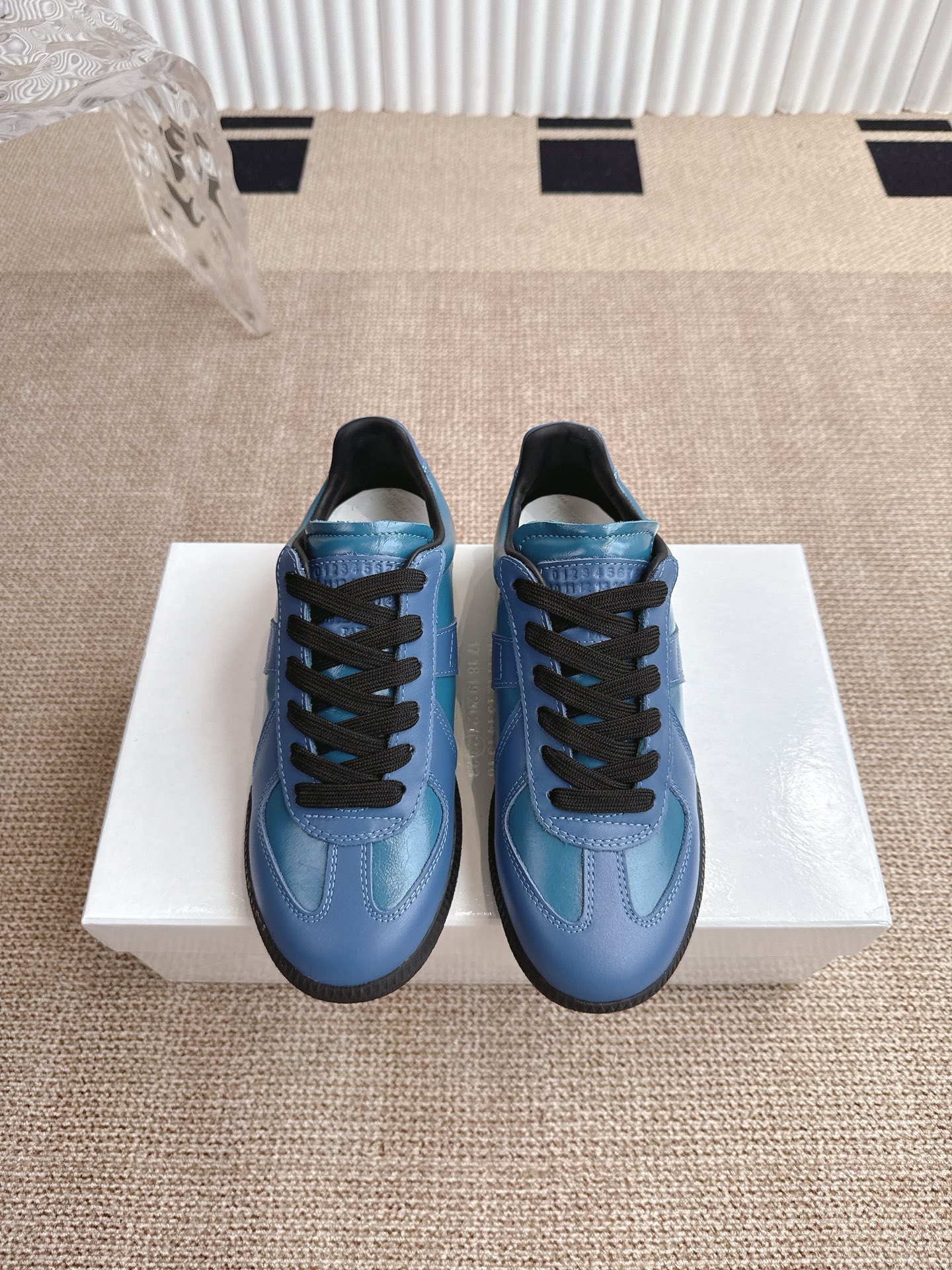 NO:415216,MaisonMargiela MM6 MaisonMargiela Classic German training shoes A light luxury brand of genius designer brand This German training shoes continue the classic T-shaped genuine leather splicing design. After many careful improvements by the design team, the soft and delicate characteristics are combined with the fashionable and fashionable fabric surface, making it both have super high softness and comfort, and at the same time maintain good breathability. Comfort and texture are parallel to each other. Easy to control any matching of all seasons. Original custom imported cowhide/suede/canvas inner imported soft sheepskin original open mold rubber wear-resistant beef tendon sole size 35-40 / men 39-45 (women 40, men 45 custom made without return), casual shoes/sports shoes, masion margiela,masion margiela,sneakers,cowhide,sheepskin,chamois leather19860909MaisonMargiela MM6 马吉拉 经典德训鞋 鬼才设计师品牌一个轻奢品牌 这一款德国训练鞋延续了经典的T形真皮拼接设计 经过设计团队多次的精心改良 柔软细腻的特点与时尚潮流的布面相结合 使其既有超高的柔软舒适度 又同时保持不错的透气性能~舒适与质感并行 轻松驾驭四季穿着任何搭配 原版定制进口牛皮/麂皮/帆布 内里 进口柔软羊皮里 原版开模橡胶耐磨牛筋底 码数女35-40 / 男39-45 （女40 男45定做不退换）,休闲鞋/运动鞋,masion margiela,masion margiela,sneakers,cowhide,sheepskin,chamois leather,Women's Shoes