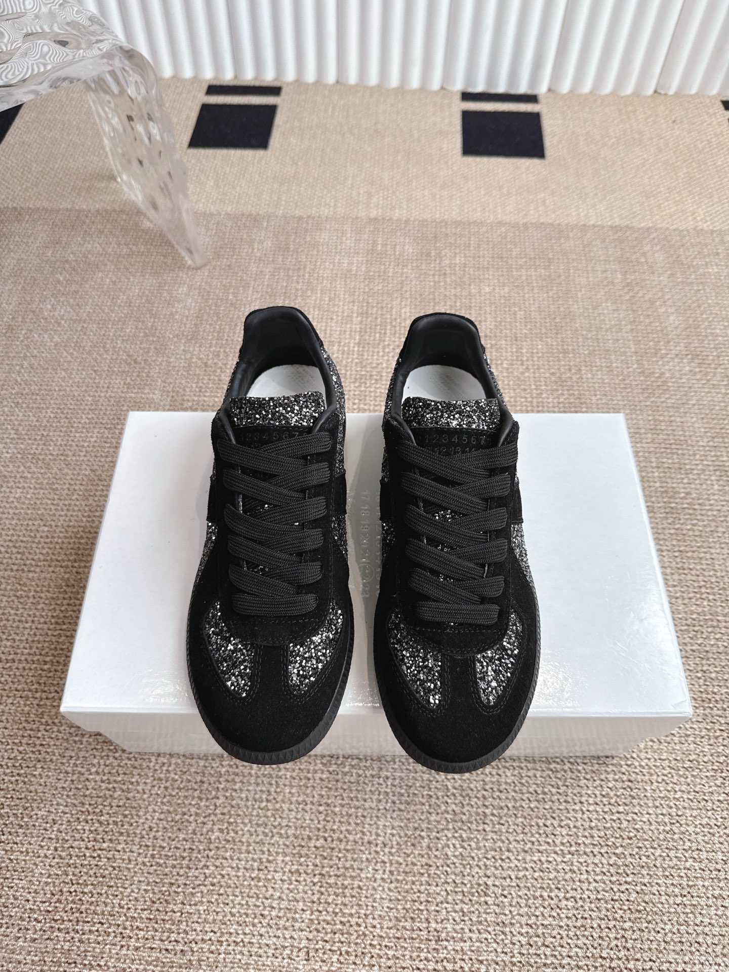 NO:416398,MaisonMargiela MM6 MaisonMargiela Classic German training shoes A light luxury brand of genius designer brand This German training shoes continue the classic T-shaped genuine leather splicing design. After many careful improvements by the design team, the soft and delicate characteristics are combined with the fashionable and fashionable fabric surface, making it both have super high softness and comfort, and at the same time maintain good breathability. Comfort and texture are parallel to each other. Easy to control any matching of all seasons. Original custom imported cowhide/suede/canvas inner imported soft sheepskin original open mold rubber wear-resistant beef tendon sole size 35-40 / men 39-45 (women 40, men 45 custom made without return), casual shoes/sports shoes, masion margiela,masion margiela,sneakers,cowhide,sheepskin,chamois leather19860909MaisonMargiela MM6 马吉拉 经典德训鞋 鬼才设计师品牌一个轻奢品牌 这一款德国训练鞋延续了经典的T形真皮拼接设计 经过设计团队多次的精心改良 柔软细腻的特点与时尚潮流的布面相结合 使其既有超高的柔软舒适度 又同时保持不错的透气性能~舒适与质感并行 轻松驾驭四季穿着任何搭配 原版定制进口牛皮/麂皮/帆布 内里 进口柔软羊皮里 原版开模橡胶耐磨牛筋底 码数女35-40 / 男39-45 （女40 男45定做不退换）,休闲鞋/运动鞋,masion margiela,masion margiela,sneakers,cowhide,sheepskin,chamois leather,Women's Shoes