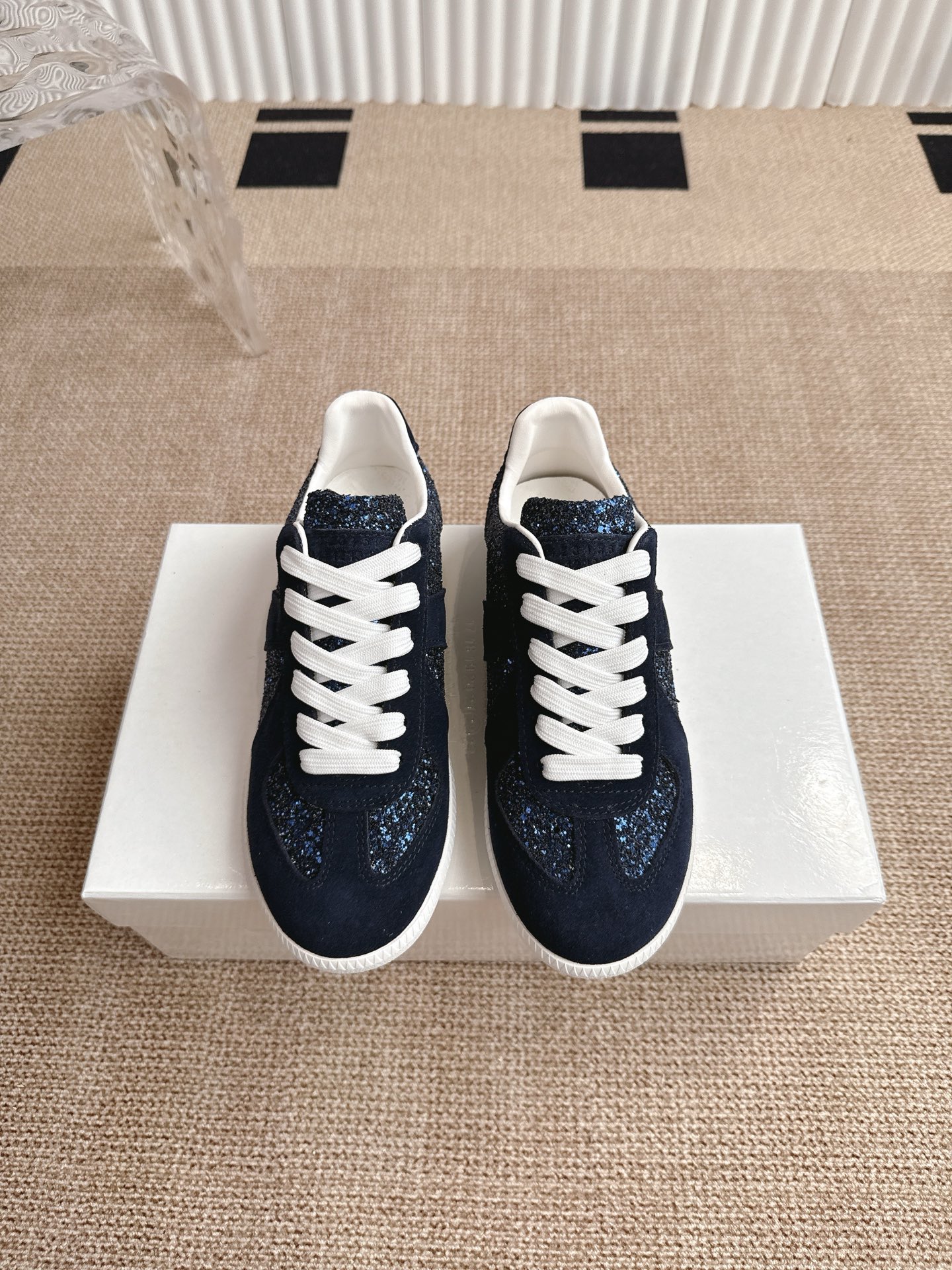 NO:415223,MaisonMargiela MM6 MaisonMargiela Classic German training shoes A light luxury brand of genius designer brand This German training shoes continue the classic T-shaped genuine leather splicing design. After many careful improvements by the design team, the soft and delicate characteristics are combined with the fashionable and fashionable fabric surface, making it both have super high softness and comfort, and at the same time maintain good breathability. Comfort and texture are parallel to each other. Easy to control any matching of all seasons. Original custom imported cowhide/suede/canvas inner imported soft sheepskin original open mold rubber wear-resistant beef tendon sole size 35-40 / men 39-45 (women 40, men 45 custom made without return), casual shoes/sports shoes, masion margiela,masion margiela,sneakers,cowhide,sheepskin,chamois leather19860909MaisonMargiela MM6 马吉拉 经典德训鞋 鬼才设计师品牌一个轻奢品牌 这一款德国训练鞋延续了经典的T形真皮拼接设计 经过设计团队多次的精心改良 柔软细腻的特点与时尚潮流的布面相结合 使其既有超高的柔软舒适度 又同时保持不错的透气性能~舒适与质感并行 轻松驾驭四季穿着任何搭配 原版定制进口牛皮/麂皮/帆布 内里 进口柔软羊皮里 原版开模橡胶耐磨牛筋底 码数女35-40 / 男39-45 （女40 男45定做不退换）,休闲鞋/运动鞋,masion margiela,masion margiela,sneakers,cowhide,sheepskin,chamois leather,Women's Shoes