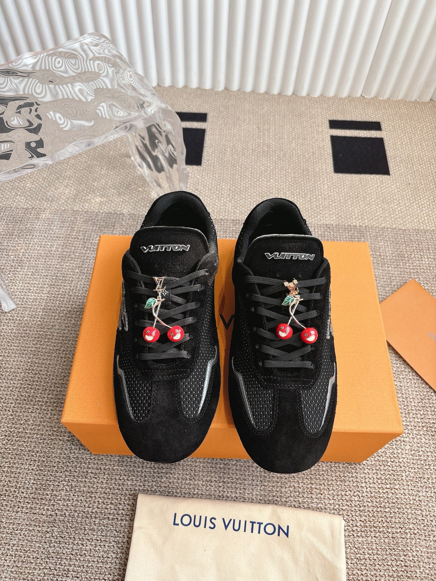 NO:416394,Top version Accessories 60 LV Louis Vuitton RALLY sneakers This LV Rally sneakers are spliced ​​with suede leather and mesh fabrics, which incorporates a rubber pad outsole for driving shoe configuration, making it a modern choice for both soft and lightweight. LV letters on the side, Louis Vuitton logo on the rear, and Vuitton logo on the tongue and outsole together make the brand mark. Suede leather and fabrics Laces Louis Vuitton elements Large rubber pad outsole Size 40-45, casual shoes/sneakers, louis vuitton, louis vuitton, sneakers, cowhide19860909顶级版本 配饰60 LV路易威登 RALLY 运动鞋 本款 LV Rally 运动鞋拼接绒面牛皮革和网格面料,为驾驶鞋构型融入橡胶垫外底,成就舒软与轻盈兼备的摩登之选.侧面 LV 字母、后部手写体路易威登标识,以及鞋舌与外底的 Vuitton 标识共同烙下品牌印记. 绒面牛皮革和织物 鞋带 路易威登元素 大号橡胶垫外底 码数40-45,休闲鞋/运动鞋,louis vuitton,louis vuitton,sneakers,cowhide,Women's Shoes