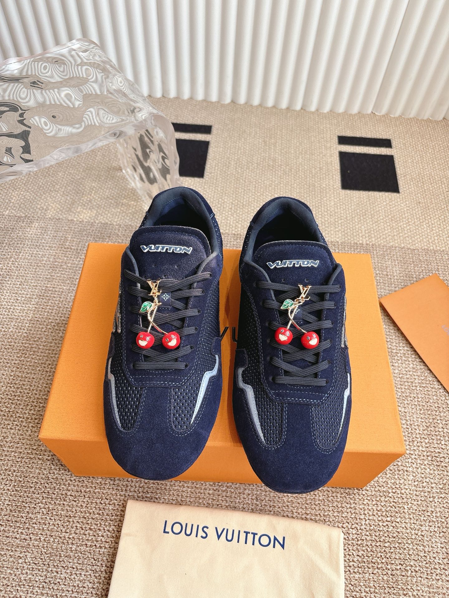 NO:415961,Top version accessories 60 LV Louis Vuitton RALLY sneakers This LV Rally sneakers are spliced ​​with suede leather and mesh fabrics, which incorporates a rubber pad outsole for driving shoe configuration, making it a modern choice for both soft and lightweight. LV letters on the side, Louis Vuitton logo on the rear, and Vuitton logo on the tongue and outsole together make the brand mark. Suede leather and fabrics Laces Louis Vuitton elements Large rubber pad outsole Size 40-45, casual shoes/sports shoes, louis vuitton, louis vuitton, sneakers, cowhide19860909顶级版本配饰60 LV路易威登 RALLY 运动鞋 本款 LV Rally 运动鞋拼接绒面牛皮革和网格面料,为驾驶鞋构型融入橡胶垫外底,成就舒软与轻盈兼备的摩登之选.侧面 LV 字母、后部手写体路易威登标识,以及鞋舌与外底的 Vuitton 标识共同烙下品牌印记. 绒面牛皮革和织物 鞋带 路易威登元素 大号橡胶垫外底 码数40-45,休闲鞋/运动鞋,louis vuitton,louis vuitton,sneakers,cowhide,Women's Shoes