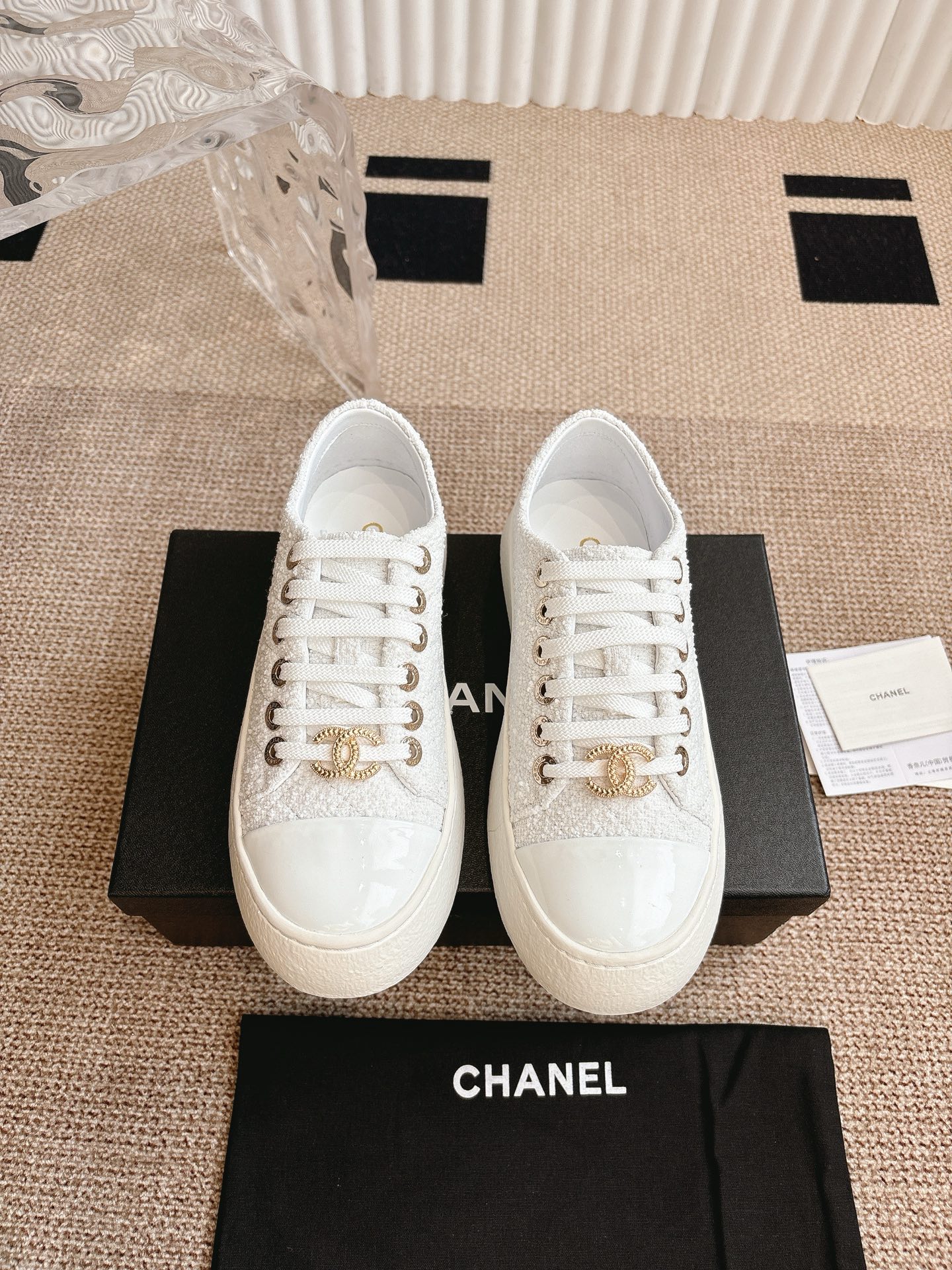 NO:420521,Chanel 25a biscuit shoes that increase height and make you look slim. The classic toe is made of patent leather, which makes you feel instantly brighter!  Soft wrinkled calf patent leather, excellent texture!  Slightly big-headed shoe shape, very cute and dignified size 35-41, casual shoes/sports shoes, chanel, chanel, sneakers19860909Chanel香奈儿25a增高显瘦的饼干鞋 经典款鞋头用了漆皮材质,瞬间提亮的感觉！ 软皱小牛漆皮,质感超赞！ 微微大头的鞋型,很是可爱又端庄 size 35-41,休闲鞋/运动鞋,chanel,chanel,sneakers,Women's Shoes