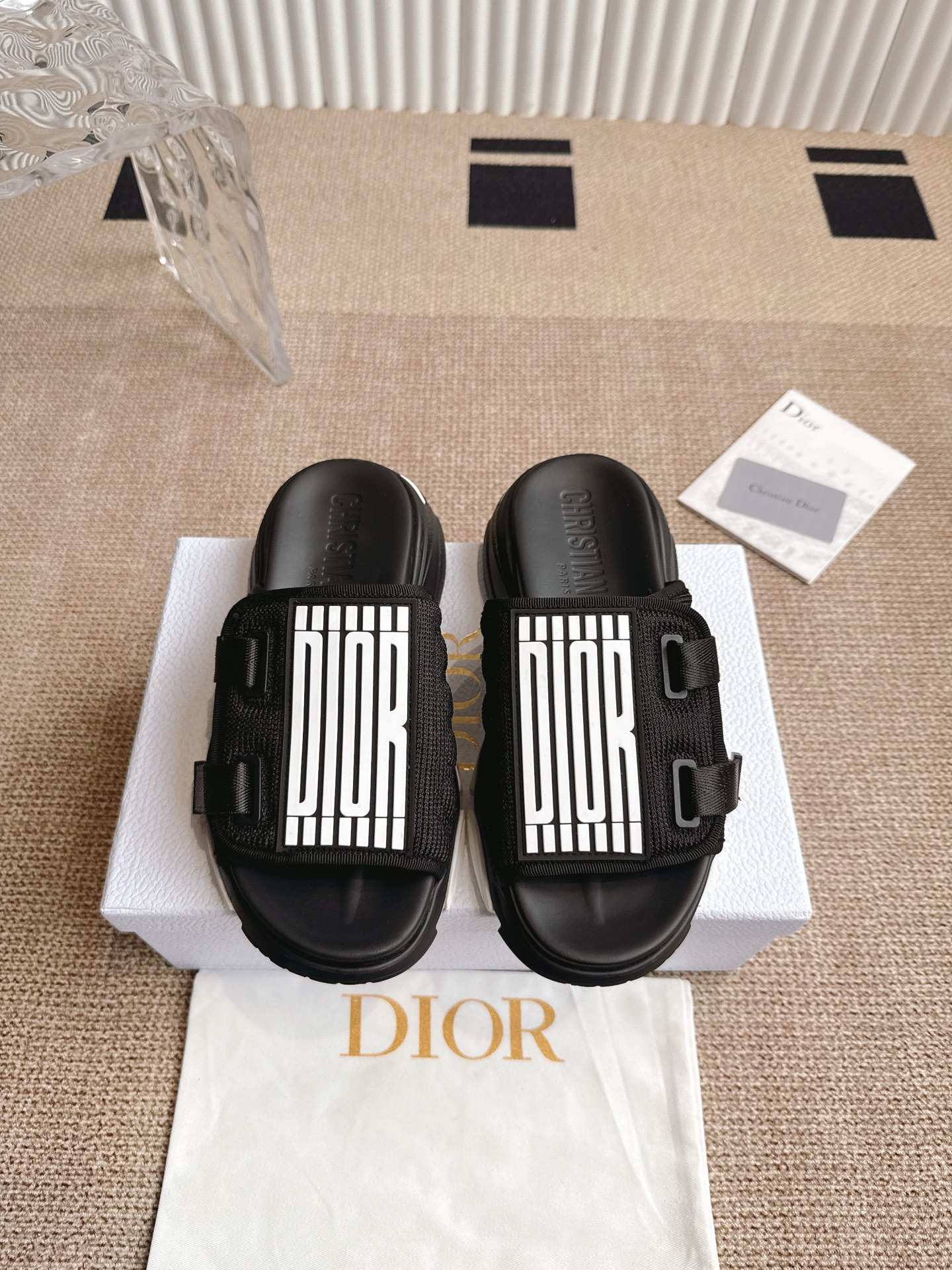 NO:420573,Dior 25ss Spring and Summer New Products D-shaped embroidered thick-soled sports slippers Universal classic style This casual shoe is carefully crafted with printed mesh fabric and matched with soft foamed sole in the same color. The side of the sole is decorated with brand logo to create a classic look. Comfortable to wear. It can be matched with various shapes to show a modern style. Upper/lift Original custom special electric embroidery material Original IP foamed sole (lightweight) Outsole thickness 5cm Size: sizes 35-41 (40 41 custom made), slippers, dior, dior, slippers19860909Dior 迪奥 25ss春夏新品 D字刺绣厚底运动拖鞋 特百搭经典款式 此款休闲鞋采用印花网眼织物精心制作 搭配同色调软发泡大底 大底侧边饰以品牌logo 打造经典造型 穿着舒适 可搭配各式造型 彰显摩登风范 鞋面/内里 原版定制特殊电绣材料 原版IP发泡鞋底（轻便） 大底厚度5cm 码数 : 35-41码（40 41定做）,拖鞋,dior,dior,slippers,Women's Shoes