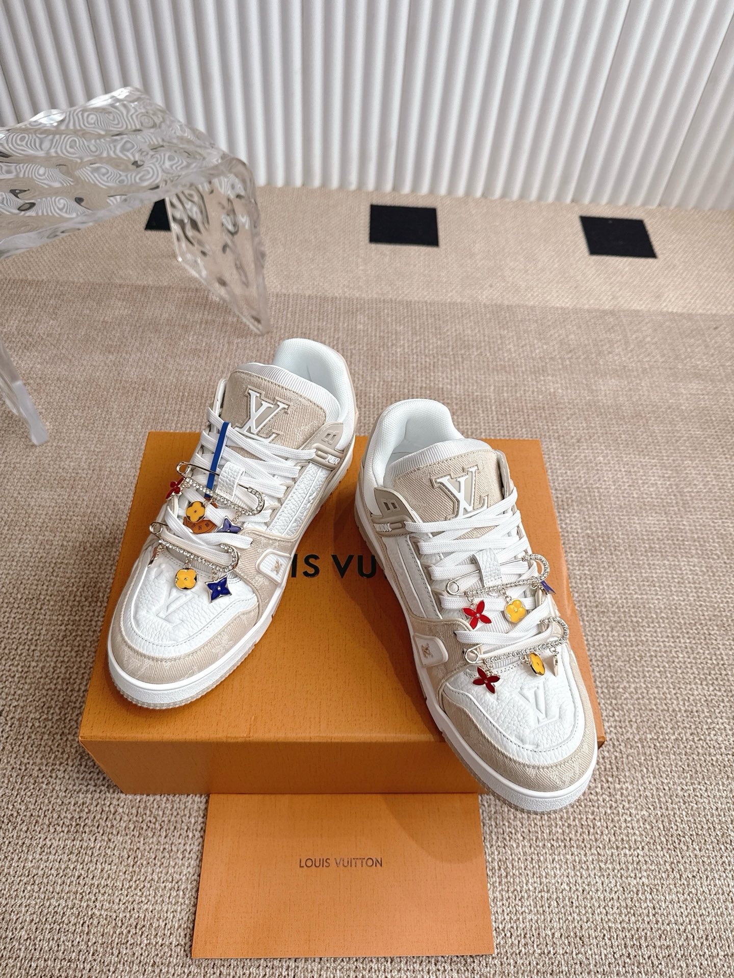 NO:759044,Accessories 60 Louis Vuiton Louis Vuitton's new LV Trainer series sneakers and basketball shoes LV Trainer sneakers are a classic idea inspired by retro basketball shoes by designer Virgil Abloh. This time, smooth cow leather and Monogram embossed grain cow leather are spliced, and the rubber outsole is embellished with Monogram flowers, reflecting a striking jump in one color!  The fabric is original imported first-layer cowhide, the lining is original custom-made breathable mesh, the sole is original molded two-color TPU combination outsole, the sole thickness is about 3cm, the size is 35-45, casual shoes/sports shoes, louis vuitton, louis vuitton, louis vuitton, sneakers, cowhide19860909配饰60 Louis Vuiton 路易威登 新款 LV Trainer系列板鞋篮球鞋 LV Trainer运动鞋是由设计师Virgil Abloh由复古篮球鞋激发的经典创意,此次拼接光滑牛皮革和Monogram压纹粒面牛皮革,再以Monogram花卉点缀橡胶外底,映现一体色彩中的醒目跳跃！ 面料原版进口头层牛皮 内里原版定制透气网里 鞋底原版开模双色TPU组合大底 底厚约3cm 码数35-45,休闲鞋/运动鞋,louis vuitton,louis vuitton,louis vuitton,sneakers,cowhide,Women's Shoes