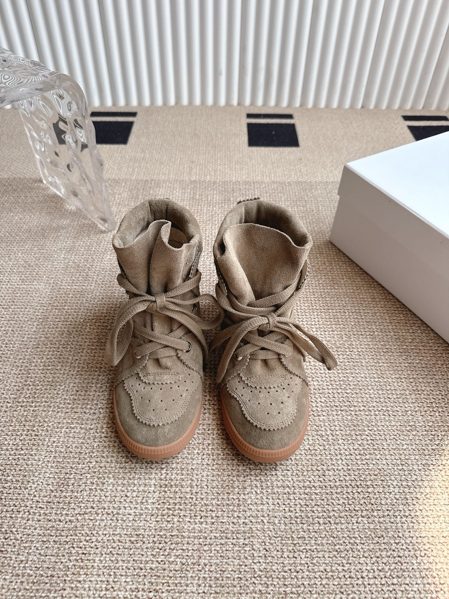 NO:900855,Isabel Marant Isabel BOBBY wedge casual shoes are the perfect encounter between exquisite craftsmanship and fashion style. Every stitch and every thread is woven into a fashion legend. Every inch of leather tells the persistence of quality. Every pair of Isabel shoes is the epitome of the brand soul, exuding a noble, mysterious and fashionable atmosphere, allowing you to stand out in the fashion wave~~~  Size: 35-42 (41.42 customized, non-refundable), casual shoes/sports shoes, sneakers19860909Isabel Marant伊莎贝尔 BOBBY坡跟休闲鞋  精致工艺与时尚风格的完美邂逅,每一针每一线,都编织的时尚传奇,每一寸皮革,都诉说着品质的执着,每一双伊莎贝尔的鞋子都是品牌灵魂的缩影,散发着高贵、神秘且时尚的气息,让你在时尚的浪潮中脱颖而出~~~ 尺码:35-42（41.42定做不退换）,休闲鞋/运动鞋,sneakers,Women's Shoes