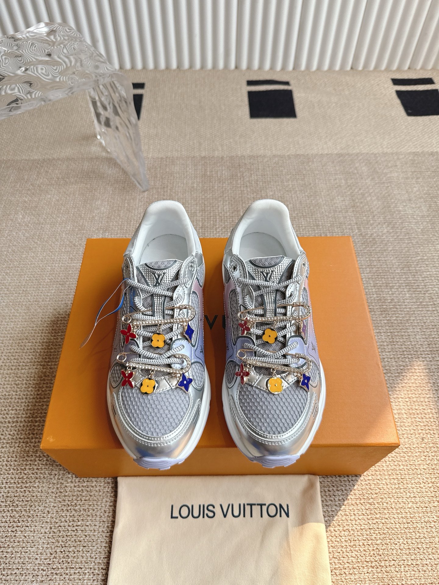 NO:819269,Top version accessories 60 LV Louis Vuitton 26 spring and summer latest Olympia series couple model Silver Horn King casual sports shoes running shoes This LV Olympia sports shoe combines mesh fabric and metallic synthetic leather and other technical fabrics to reinterpret the classic running shoe design with a neat and simple design. The lightweight EVA outsole achieves a comfortable and elastic wearing experience. Rich details such as Monogram embossing and LV letters establish recognition. Fabric: Original imported technical fabric + mesh  The inner lining is made of original custom-made breathable mesh. The sole is made of original molded rubber foam material. The sole thickness is 3.5CM. Size: 35-45, casual shoes/sports shoes, louis vuitton, louis vuitton, alexander wang, sneakers19860909顶级版本配饰60 LV 路易威登 26春夏最新Olympia系列 情侣款 银角大王 休闲 运动鞋 跑鞋  本款 LV Olympia 运动鞋融合网格面料与金属质感合成皮革等科技面料,以利落简约设计重绎经典跑鞋设计.轻盈 EVA 外底成就舒弹穿着体验.Monogram 压纹与 LV 字母等丰富细节树立辨识度 面料: 原版进口科技面料+网面 内里原版定制透气网里 鞋底原版开模橡胶发泡材质 底厚3.5CM 尺码: 35-45,休闲鞋/运动鞋,louis vuitton,louis vuitton,alexander wang,sneakers,Women's Shoes