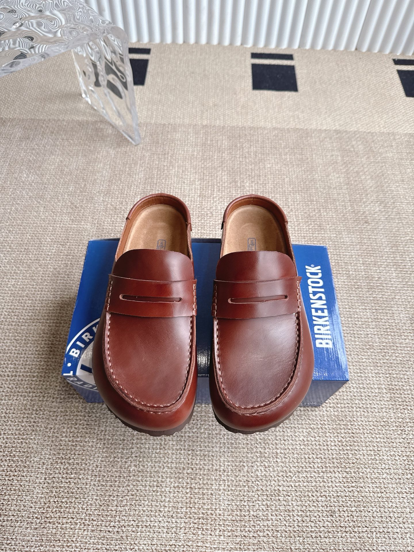 NO:484656,Birken Toe Shoes are a slack and gripped artifact. And this pair of Naples has a toe design that looks more like a pair of loafers. Compared with the classic Boston, Naples are more restrained and fashionable. Shoe sizes 35-45, semi-drag, loafers19860909勃肯包头鞋  妥妥松弛感拿捏神器.而这双Naples,鞋头设计更像是一双乐福鞋,相比经典的Boston,Naples更内敛,更时髦. 鞋码35-45,半拖,loafers,Women's Shoes