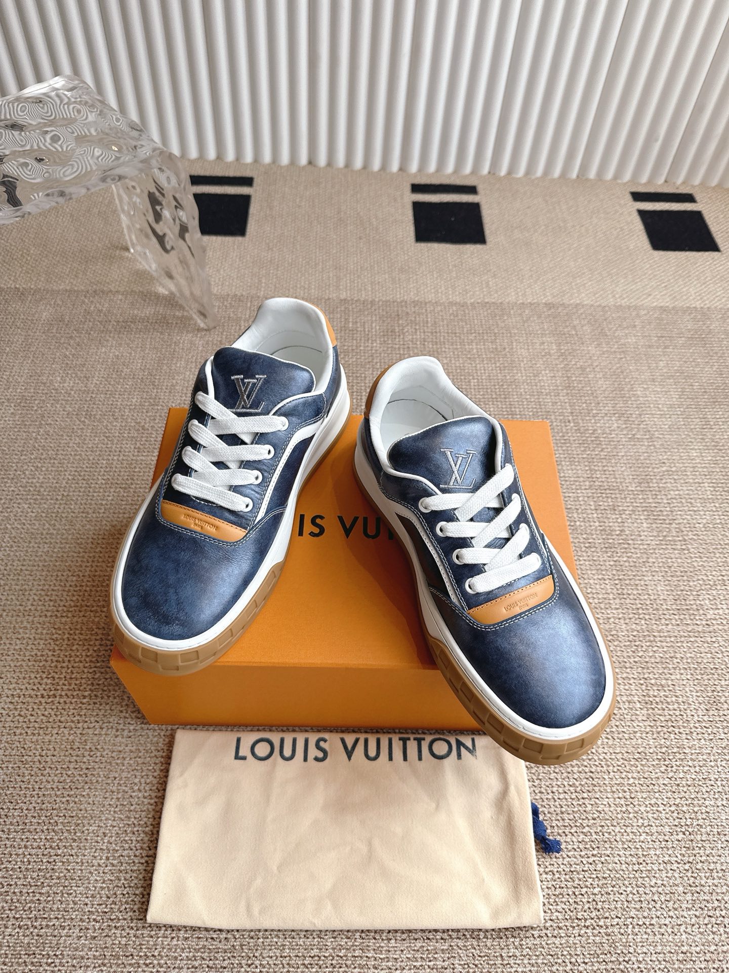 顶级版本390💰
LV 路易威登 25ss走秀新款德训鞋 休闲鞋‼️
空胶工艺·原版1:1开发!!上脚非常舒适 奢侈用料,做工精细,中底印有欧洲制造英文字母
鞋面由意大利进口小牛皮拼接,侧边饰有品牌LOGO标志及签名,最新乳胶垫脚➕网布内里,脚感超舒适。原厂特供原版双色TPU组合大底。套包工艺 固特异缝合锁边
码数:39-45
