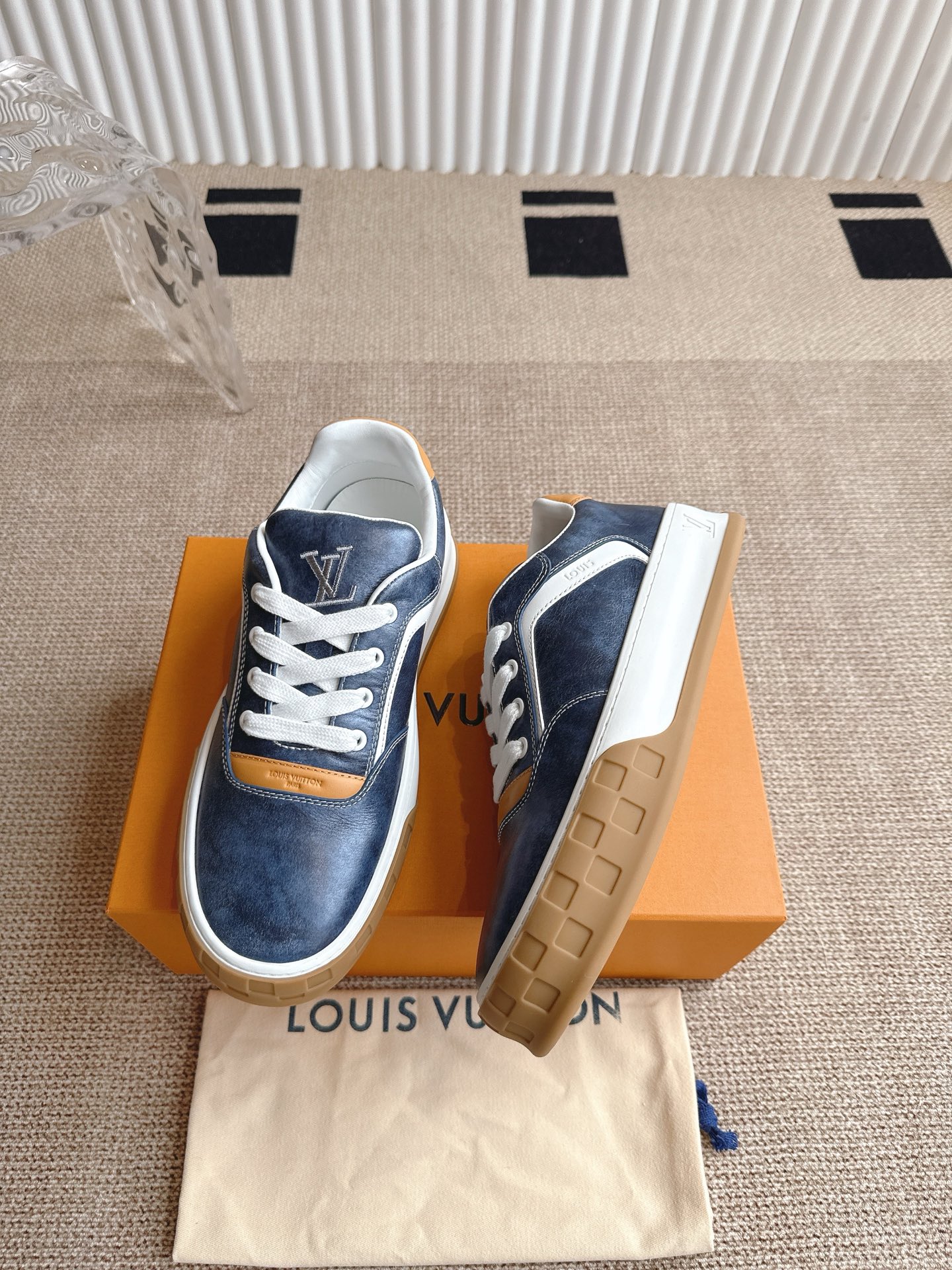 顶级版本390💰
LV 路易威登 25ss走秀新款德训鞋 休闲鞋‼️
空胶工艺·原版1:1开发!!上脚非常舒适 奢侈用料,做工精细,中底印有欧洲制造英文字母
鞋面由意大利进口小牛皮拼接,侧边饰有品牌LOGO标志及签名,最新乳胶垫脚➕网布内里,脚感超舒适。原厂特供原版双色TPU组合大底。套包工艺 固特异缝合锁边
码数:39-45