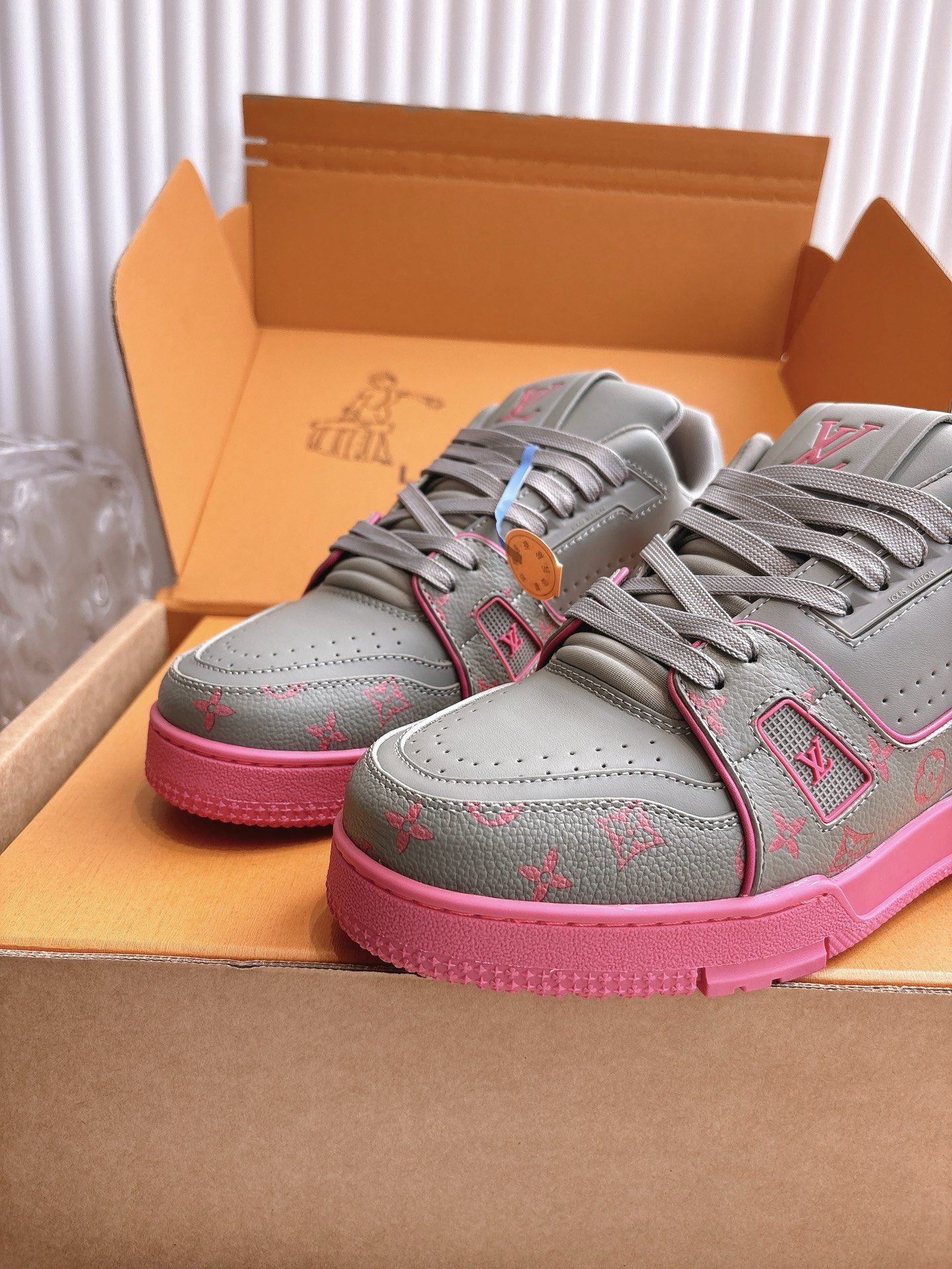 400💰Louis Vuiton 路易威登 新款 LV Trainer系列板鞋篮球鞋 ‼️
LV Trainer运动鞋是由设计师Virgil Abloh由复古篮球鞋激发的经典创意,此次拼接光滑牛皮革和Monogram压纹粒面牛皮革,再以Monogram花卉点缀橡胶外底,映现一体色彩中的醒目跳跃!
面料:原版进口头层牛皮
内里:原版定制透气网里
鞋底:原版开模双色TPU组合大底
底厚:约3cm
码数:35-45