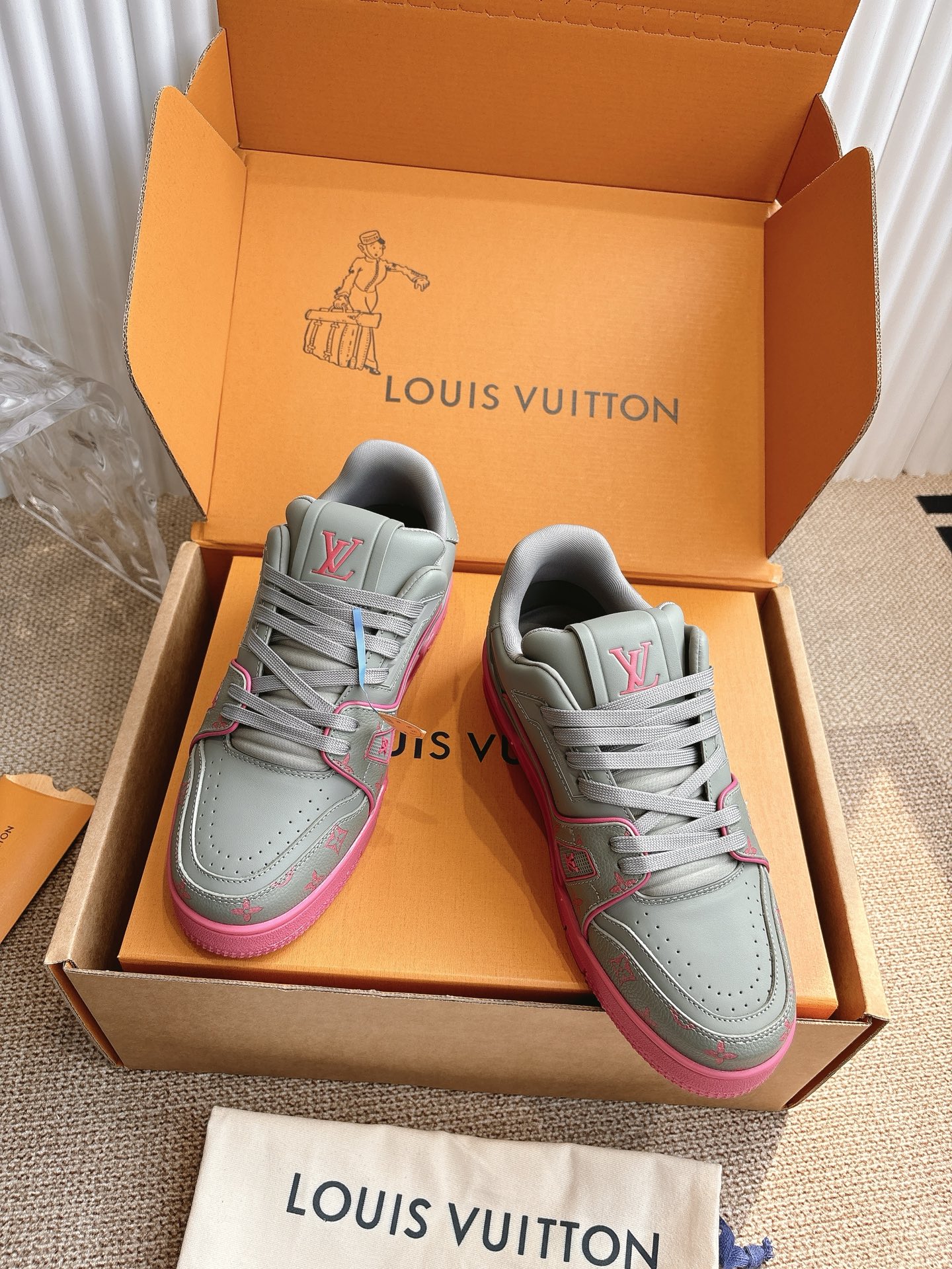 400💰Louis Vuiton 路易威登 新款 LV Trainer系列板鞋篮球鞋 ‼️
LV Trainer运动鞋是由设计师Virgil Abloh由复古篮球鞋激发的经典创意,此次拼接光滑牛皮革和Monogram压纹粒面牛皮革,再以Monogram花卉点缀橡胶外底,映现一体色彩中的醒目跳跃!
面料:原版进口头层牛皮
内里:原版定制透气网里
鞋底:原版开模双色TPU组合大底
底厚:约3cm
码数:35-45