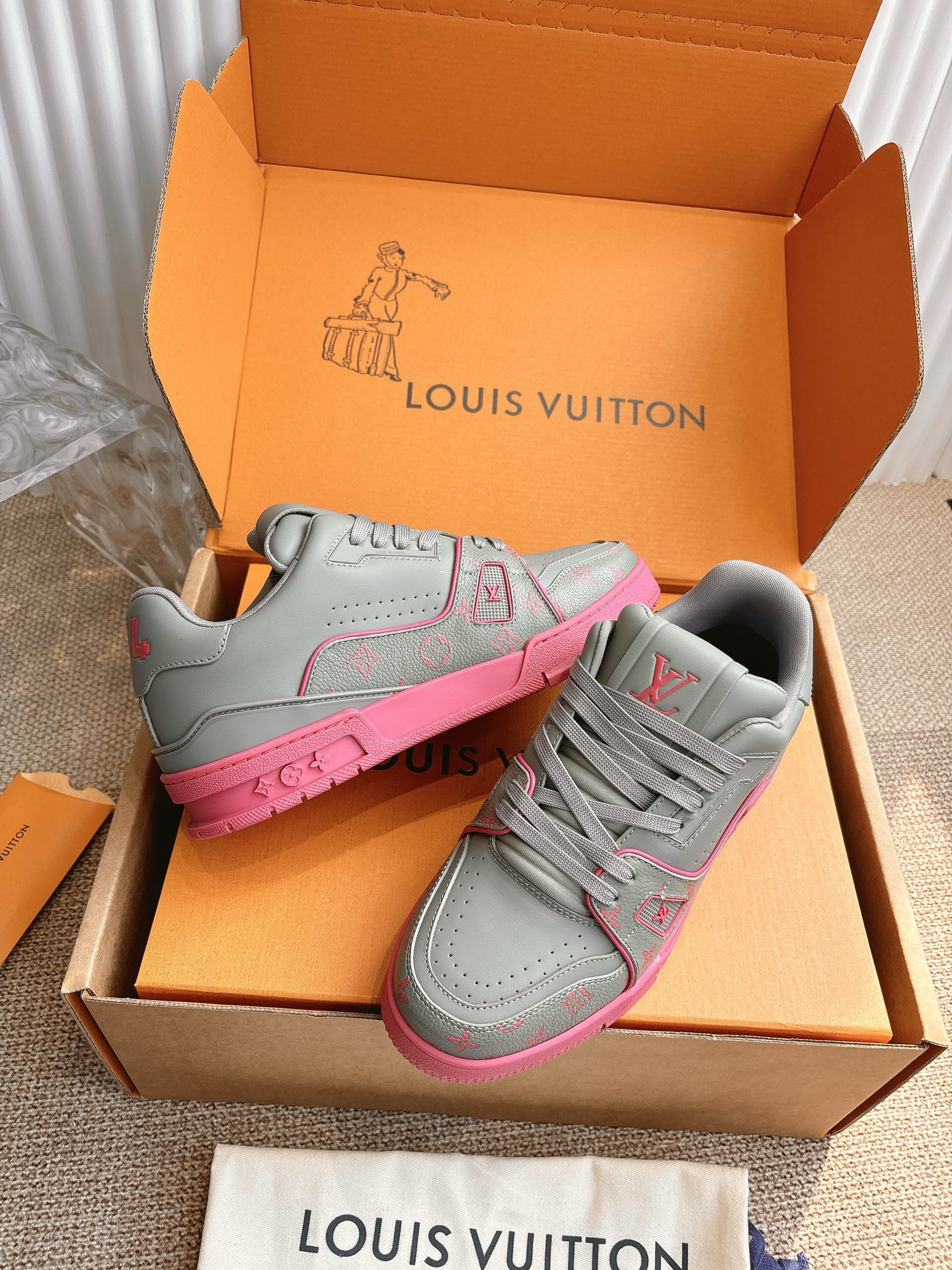 400💰Louis Vuiton 路易威登 新款 LV Trainer系列板鞋篮球鞋 ‼️
LV Trainer运动鞋是由设计师Virgil Abloh由复古篮球鞋激发的经典创意,此次拼接光滑牛皮革和Monogram压纹粒面牛皮革,再以Monogram花卉点缀橡胶外底,映现一体色彩中的醒目跳跃!
面料:原版进口头层牛皮
内里:原版定制透气网里
鞋底:原版开模双色TPU组合大底
底厚:约3cm
码数:35-45