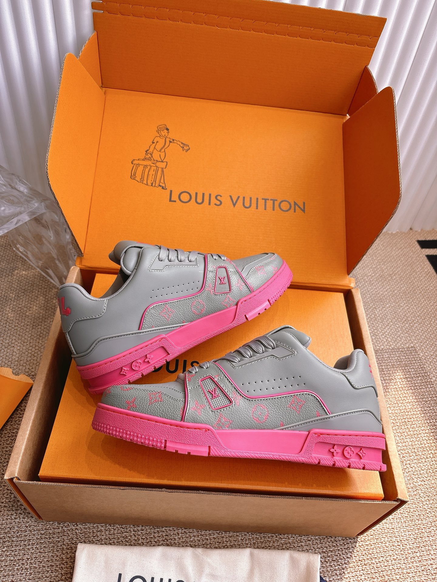 400💰Louis Vuiton 路易威登 新款 LV Trainer系列板鞋篮球鞋 ‼️
LV Trainer运动鞋是由设计师Virgil Abloh由复古篮球鞋激发的经典创意,此次拼接光滑牛皮革和Monogram压纹粒面牛皮革,再以Monogram花卉点缀橡胶外底,映现一体色彩中的醒目跳跃!
面料:原版进口头层牛皮
内里:原版定制透气网里
鞋底:原版开模双色TPU组合大底
底厚:约3cm
码数:35-45