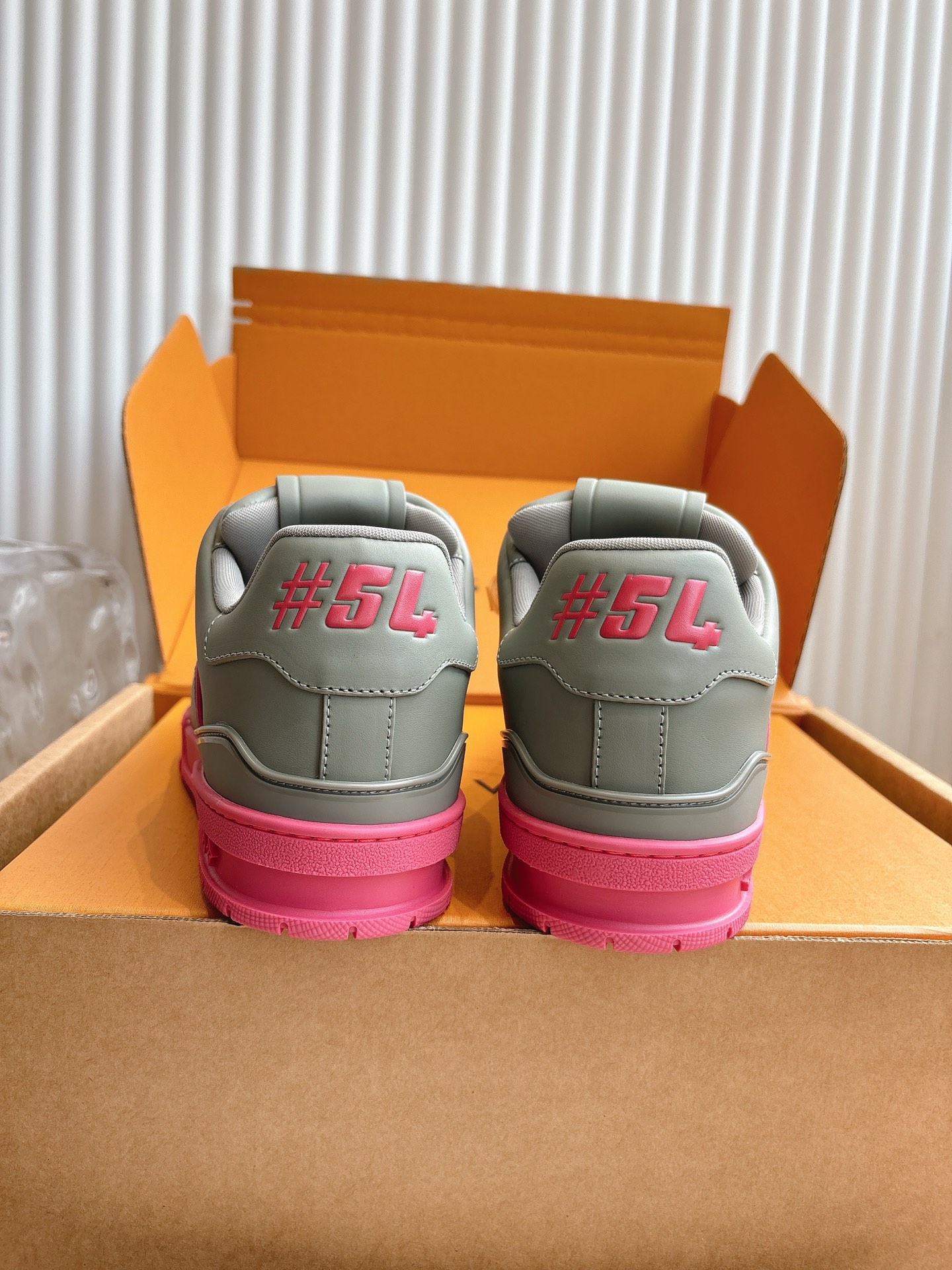 400💰Louis Vuiton 路易威登 新款 LV Trainer系列板鞋篮球鞋 ‼️
LV Trainer运动鞋是由设计师Virgil Abloh由复古篮球鞋激发的经典创意,此次拼接光滑牛皮革和Monogram压纹粒面牛皮革,再以Monogram花卉点缀橡胶外底,映现一体色彩中的醒目跳跃!
面料:原版进口头层牛皮
内里:原版定制透气网里
鞋底:原版开模双色TPU组合大底
底厚:约3cm
码数:35-45