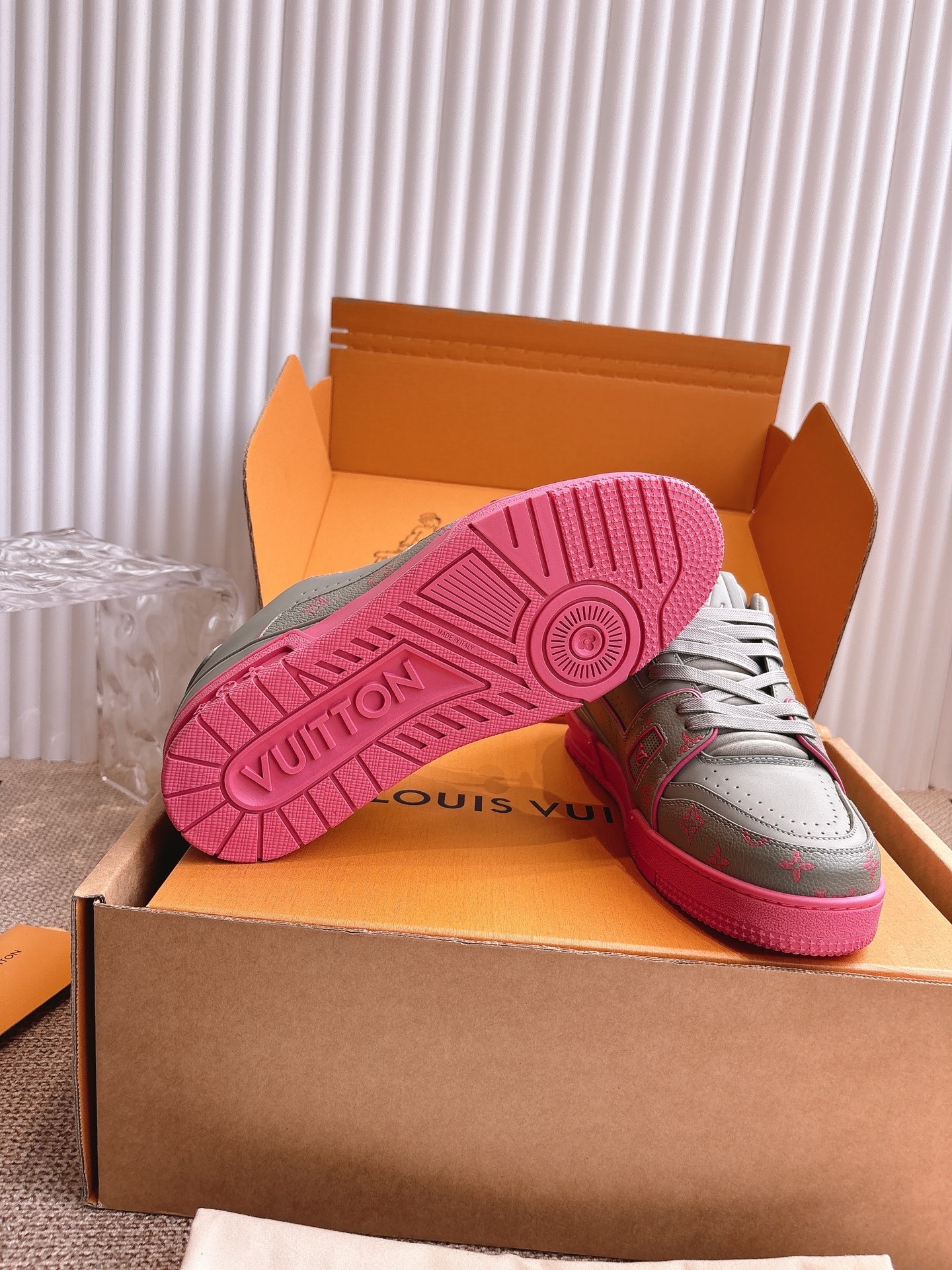 400💰Louis Vuiton 路易威登 新款 LV Trainer系列板鞋篮球鞋 ‼️
LV Trainer运动鞋是由设计师Virgil Abloh由复古篮球鞋激发的经典创意,此次拼接光滑牛皮革和Monogram压纹粒面牛皮革,再以Monogram花卉点缀橡胶外底,映现一体色彩中的醒目跳跃!
面料:原版进口头层牛皮
内里:原版定制透气网里
鞋底:原版开模双色TPU组合大底
底厚:约3cm
码数:35-45