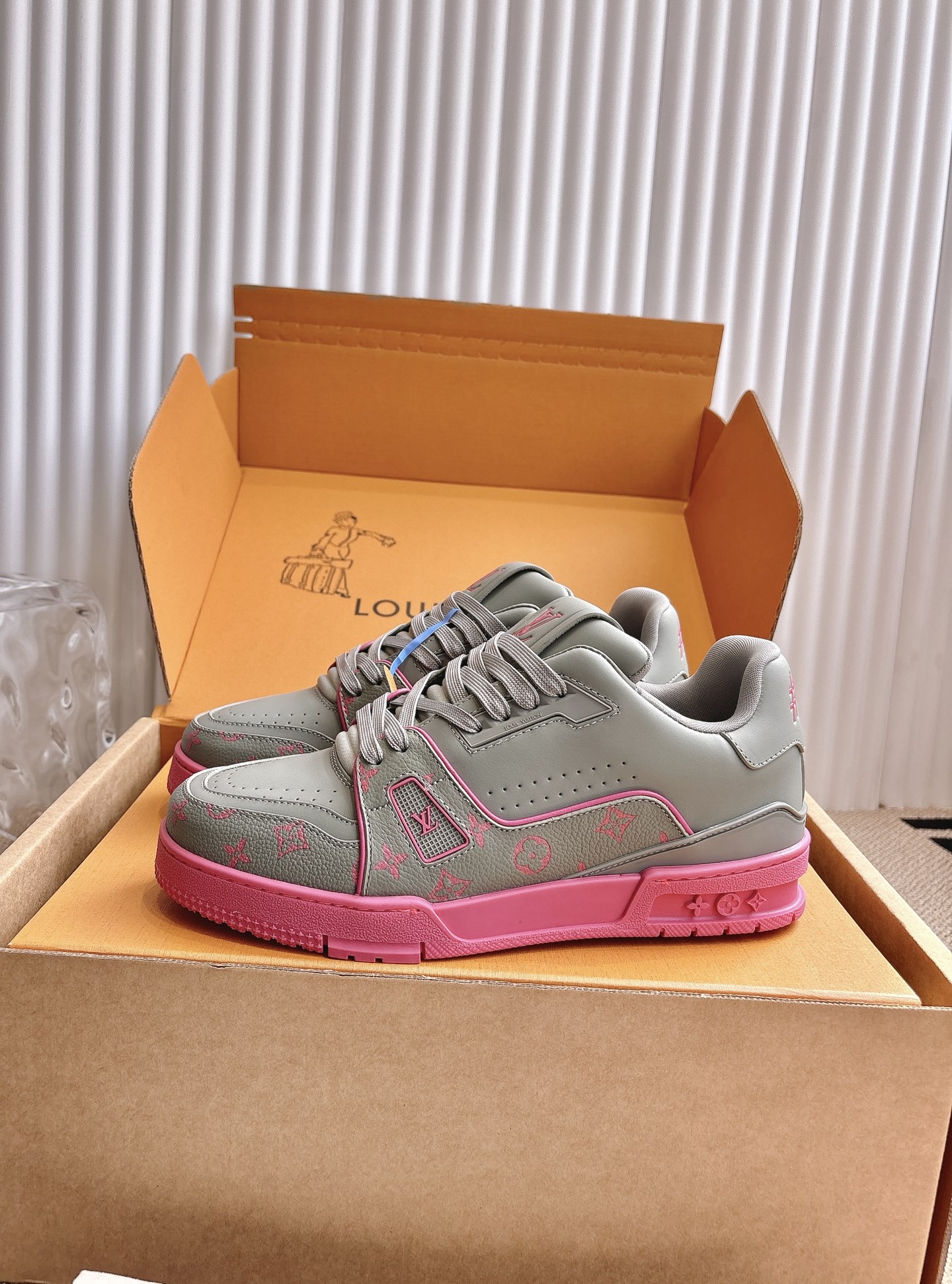 400💰Louis Vuiton 路易威登 新款 LV Trainer系列板鞋篮球鞋 ‼️
LV Trainer运动鞋是由设计师Virgil Abloh由复古篮球鞋激发的经典创意,此次拼接光滑牛皮革和Monogram压纹粒面牛皮革,再以Monogram花卉点缀橡胶外底,映现一体色彩中的醒目跳跃!
面料:原版进口头层牛皮
内里:原版定制透气网里
鞋底:原版开模双色TPU组合大底
底厚:约3cm
码数:35-45