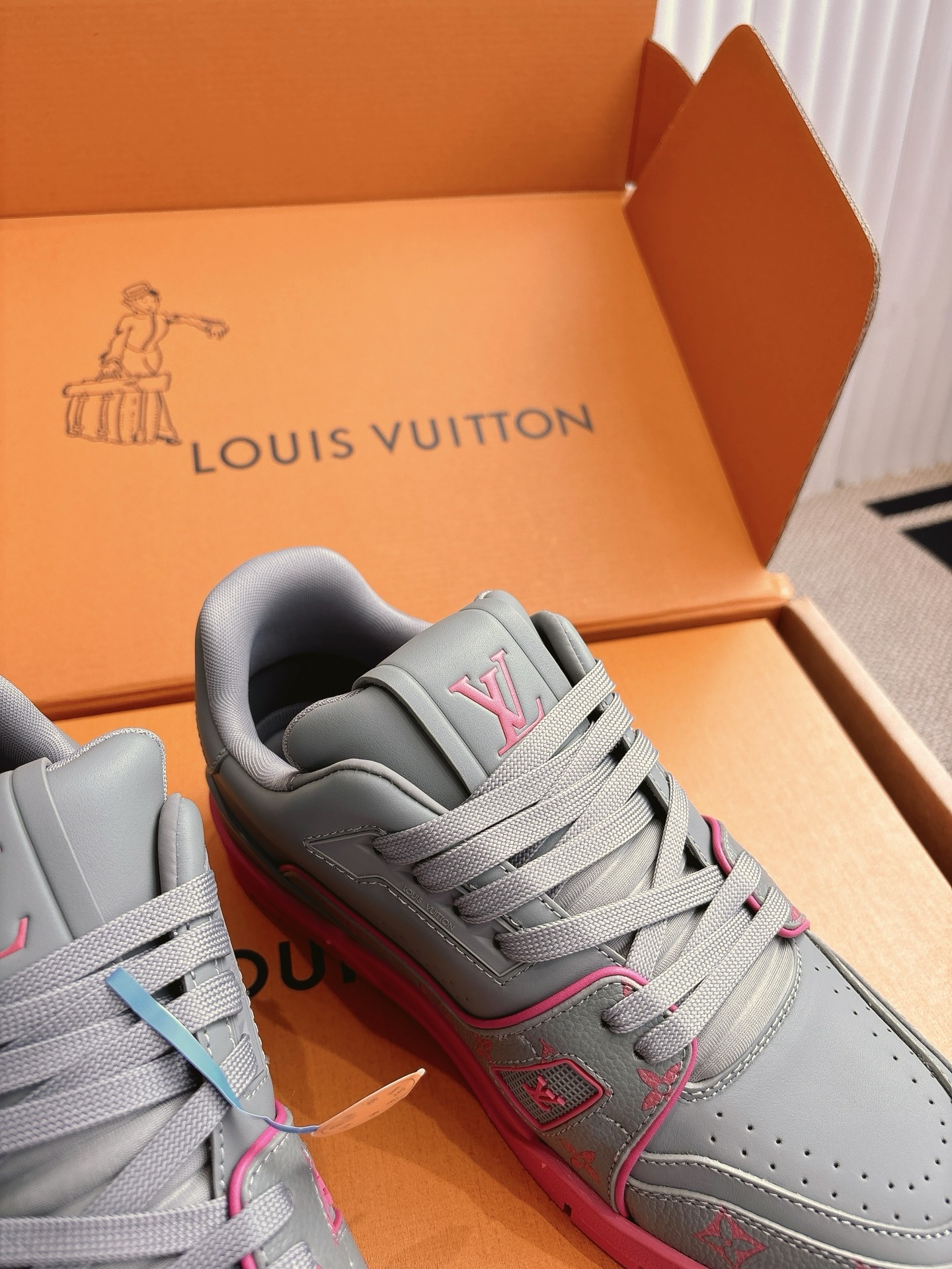400💰Louis Vuiton 路易威登 新款 LV Trainer系列板鞋篮球鞋 ‼️
LV Trainer运动鞋是由设计师Virgil Abloh由复古篮球鞋激发的经典创意,此次拼接光滑牛皮革和Monogram压纹粒面牛皮革,再以Monogram花卉点缀橡胶外底,映现一体色彩中的醒目跳跃!
面料:原版进口头层牛皮
内里:原版定制透气网里
鞋底:原版开模双色TPU组合大底
底厚:约3cm
码数:35-45