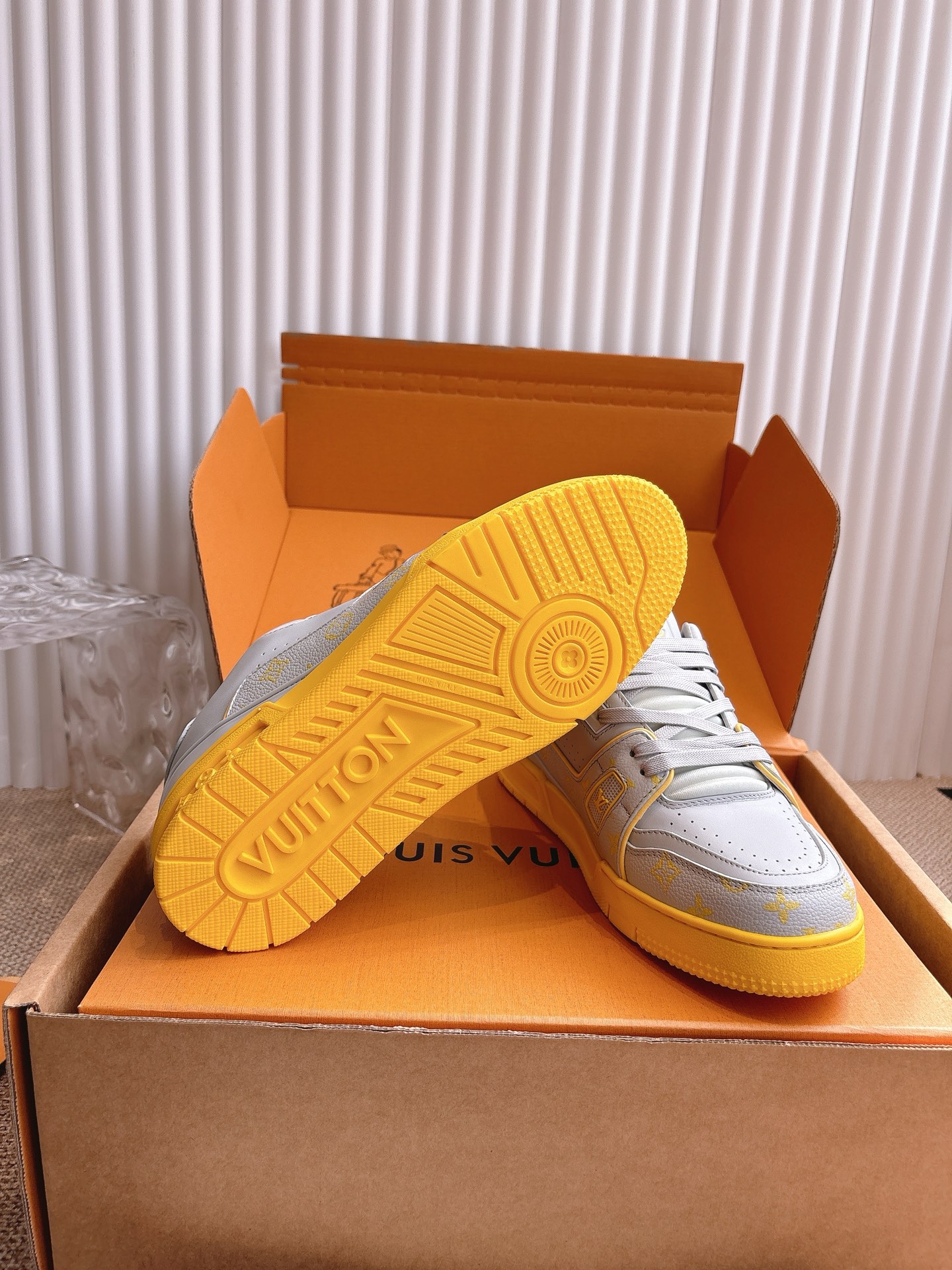 400💰Louis Vuiton 路易威登 新款 LV Trainer系列板鞋篮球鞋 ‼️
LV Trainer运动鞋是由设计师Virgil Abloh由复古篮球鞋激发的经典创意,此次拼接光滑牛皮革和Monogram压纹粒面牛皮革,再以Monogram花卉点缀橡胶外底,映现一体色彩中的醒目跳跃!
面料:原版进口头层牛皮
内里:原版定制透气网里
鞋底:原版开模双色TPU组合大底
底厚:约3cm
码数:35-45