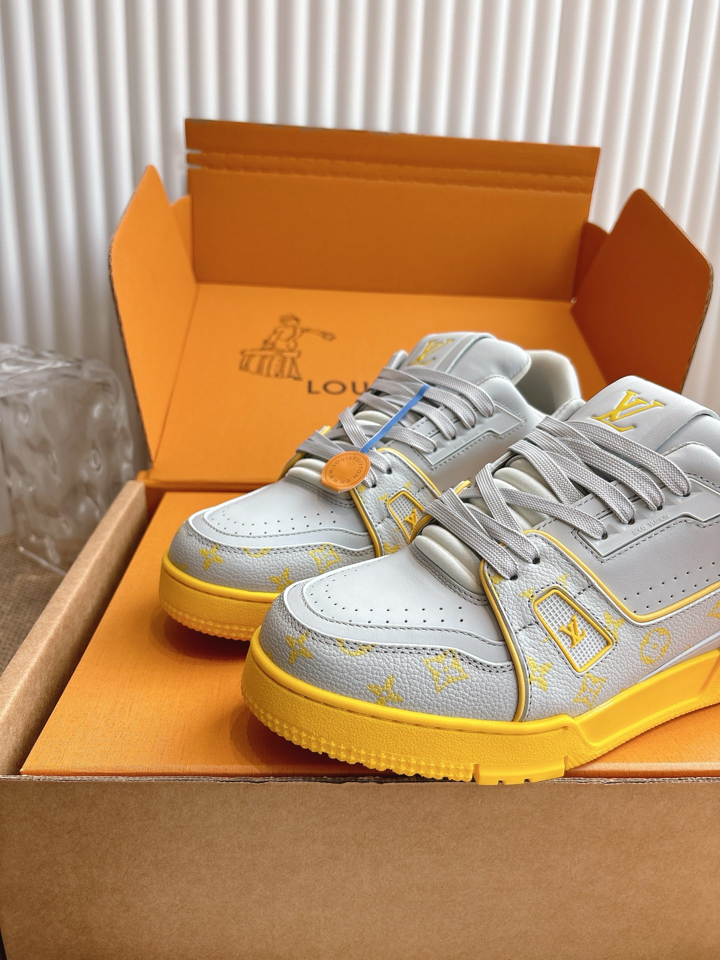 400💰Louis Vuiton 路易威登 新款 LV Trainer系列板鞋篮球鞋 ‼️
LV Trainer运动鞋是由设计师Virgil Abloh由复古篮球鞋激发的经典创意,此次拼接光滑牛皮革和Monogram压纹粒面牛皮革,再以Monogram花卉点缀橡胶外底,映现一体色彩中的醒目跳跃!
面料:原版进口头层牛皮
内里:原版定制透气网里
鞋底:原版开模双色TPU组合大底
底厚:约3cm
码数:35-45