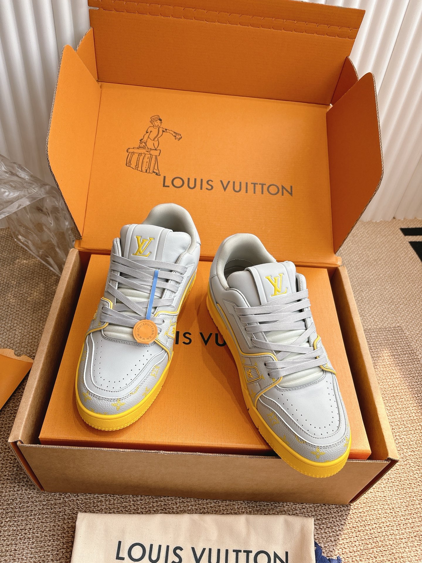 400💰Louis Vuiton 路易威登 新款 LV Trainer系列板鞋篮球鞋 ‼️
LV Trainer运动鞋是由设计师Virgil Abloh由复古篮球鞋激发的经典创意,此次拼接光滑牛皮革和Monogram压纹粒面牛皮革,再以Monogram花卉点缀橡胶外底,映现一体色彩中的醒目跳跃!
面料:原版进口头层牛皮
内里:原版定制透气网里
鞋底:原版开模双色TPU组合大底
底厚:约3cm
码数:35-45