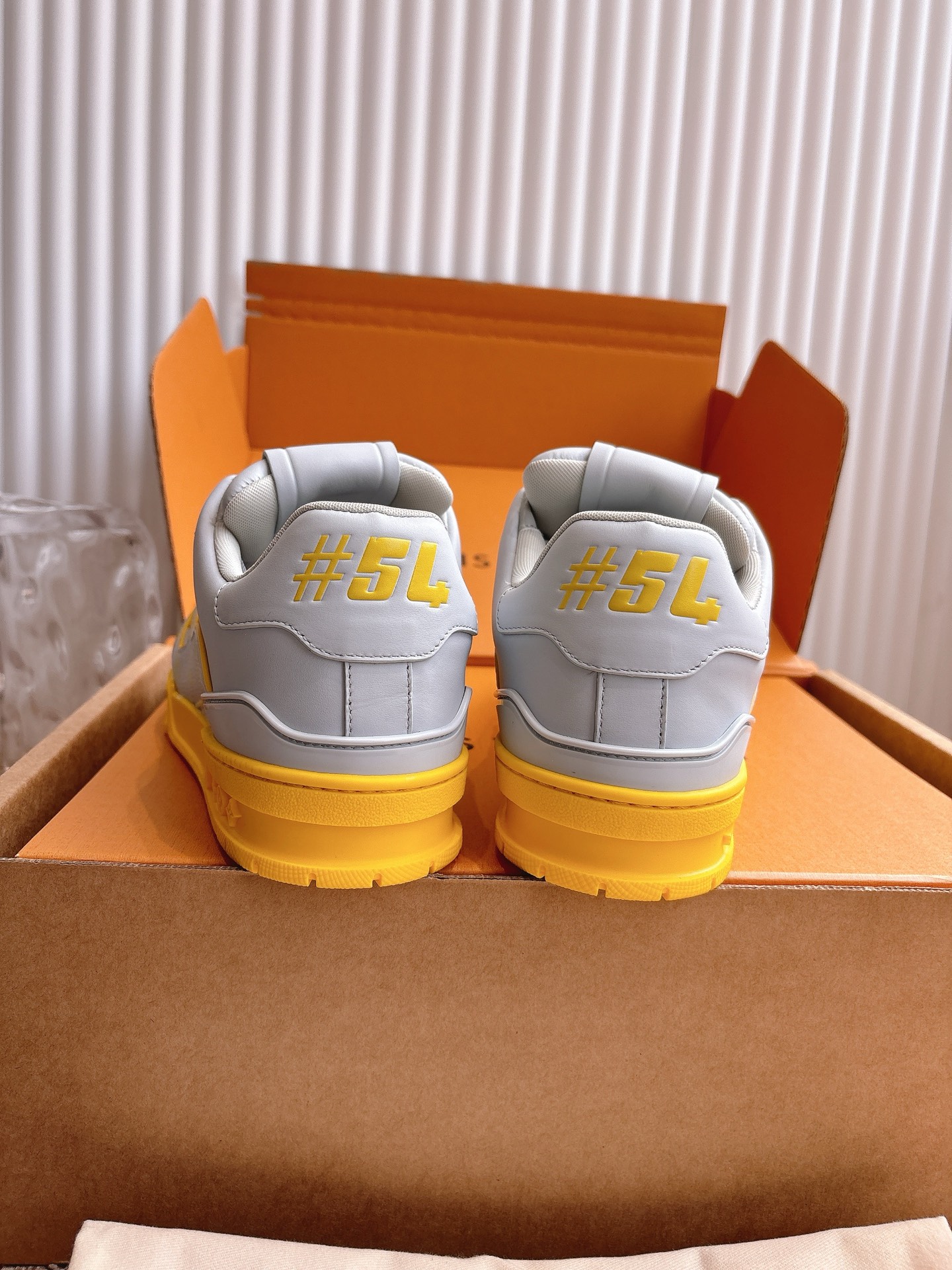 400💰Louis Vuiton 路易威登 新款 LV Trainer系列板鞋篮球鞋 ‼️
LV Trainer运动鞋是由设计师Virgil Abloh由复古篮球鞋激发的经典创意,此次拼接光滑牛皮革和Monogram压纹粒面牛皮革,再以Monogram花卉点缀橡胶外底,映现一体色彩中的醒目跳跃!
面料:原版进口头层牛皮
内里:原版定制透气网里
鞋底:原版开模双色TPU组合大底
底厚:约3cm
码数:35-45