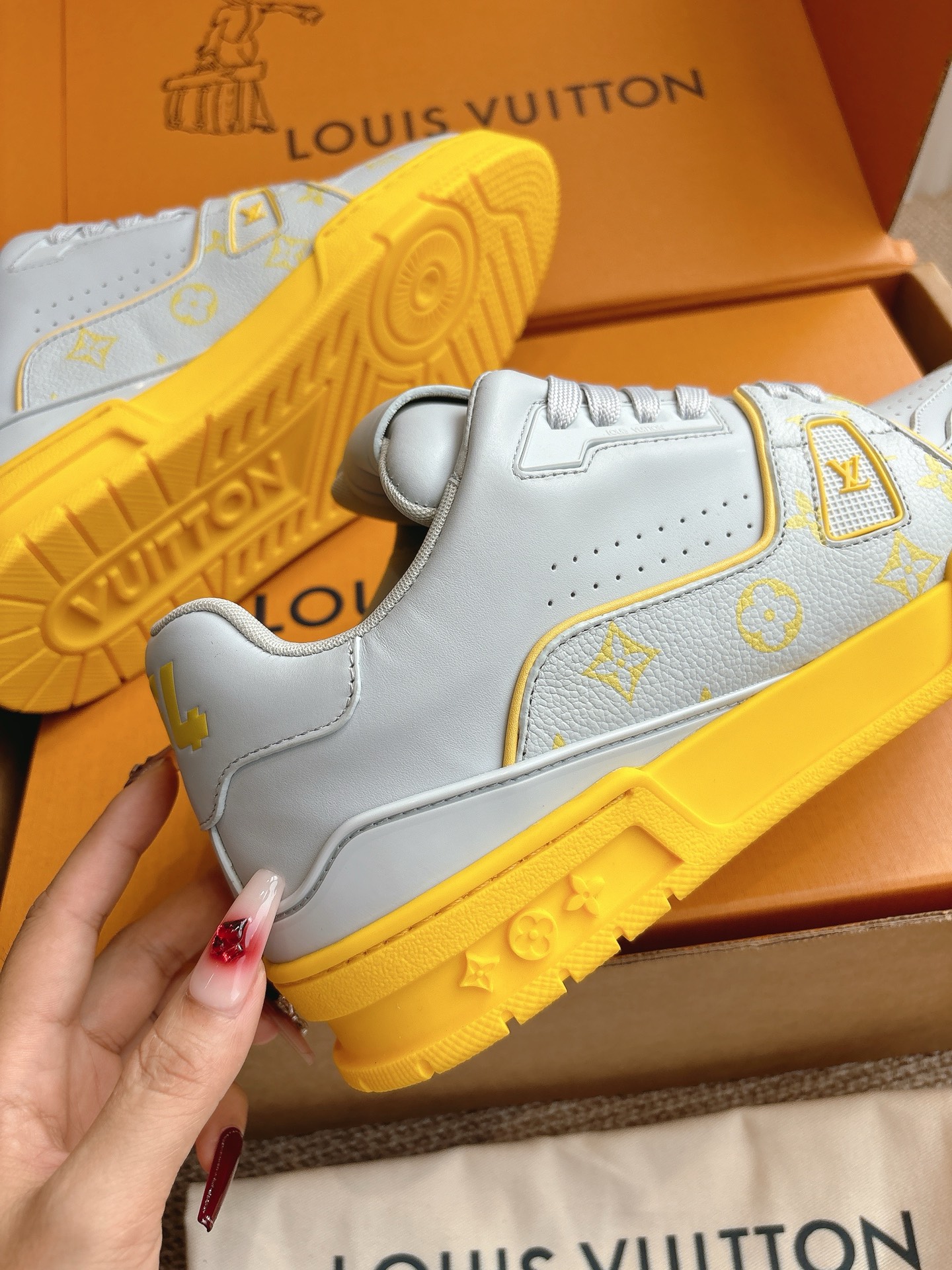 400💰Louis Vuiton 路易威登 新款 LV Trainer系列板鞋篮球鞋 ‼️
LV Trainer运动鞋是由设计师Virgil Abloh由复古篮球鞋激发的经典创意,此次拼接光滑牛皮革和Monogram压纹粒面牛皮革,再以Monogram花卉点缀橡胶外底,映现一体色彩中的醒目跳跃!
面料:原版进口头层牛皮
内里:原版定制透气网里
鞋底:原版开模双色TPU组合大底
底厚:约3cm
码数:35-45