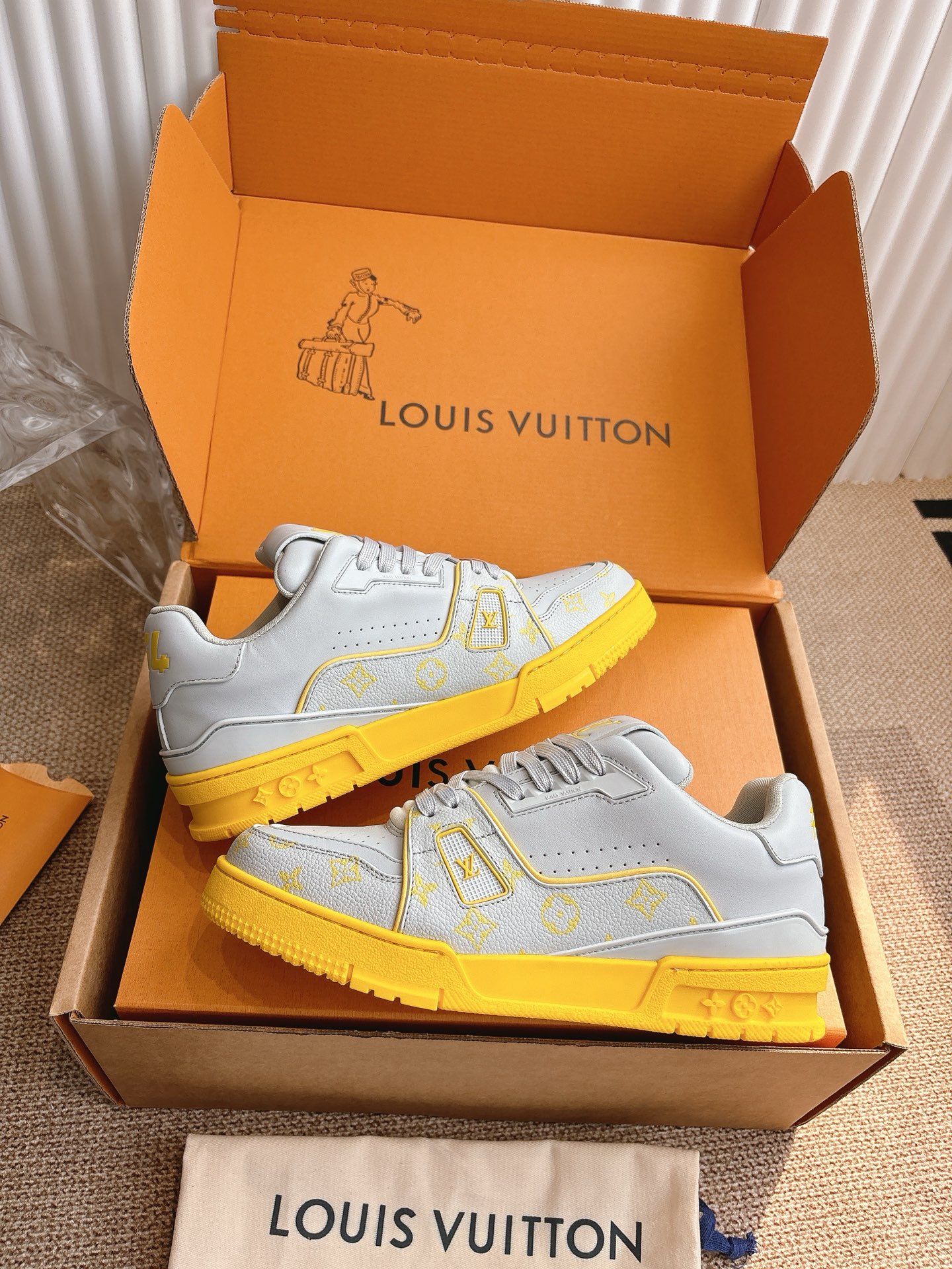 400💰Louis Vuiton 路易威登 新款 LV Trainer系列板鞋篮球鞋 ‼️
LV Trainer运动鞋是由设计师Virgil Abloh由复古篮球鞋激发的经典创意,此次拼接光滑牛皮革和Monogram压纹粒面牛皮革,再以Monogram花卉点缀橡胶外底,映现一体色彩中的醒目跳跃!
面料:原版进口头层牛皮
内里:原版定制透气网里
鞋底:原版开模双色TPU组合大底
底厚:约3cm
码数:35-45