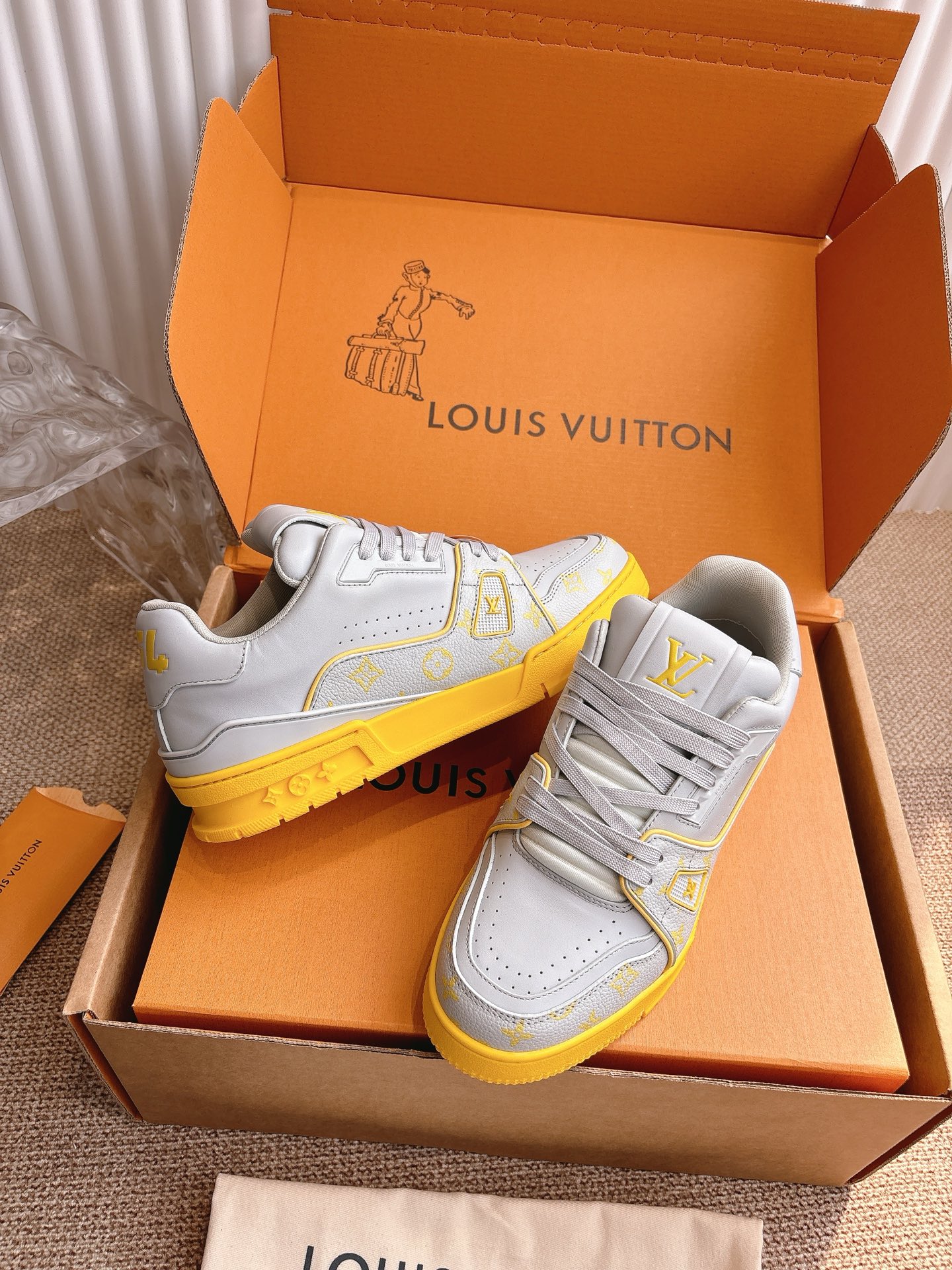 400💰Louis Vuiton 路易威登 新款 LV Trainer系列板鞋篮球鞋 ‼️
LV Trainer运动鞋是由设计师Virgil Abloh由复古篮球鞋激发的经典创意,此次拼接光滑牛皮革和Monogram压纹粒面牛皮革,再以Monogram花卉点缀橡胶外底,映现一体色彩中的醒目跳跃!
面料:原版进口头层牛皮
内里:原版定制透气网里
鞋底:原版开模双色TPU组合大底
底厚:约3cm
码数:35-45