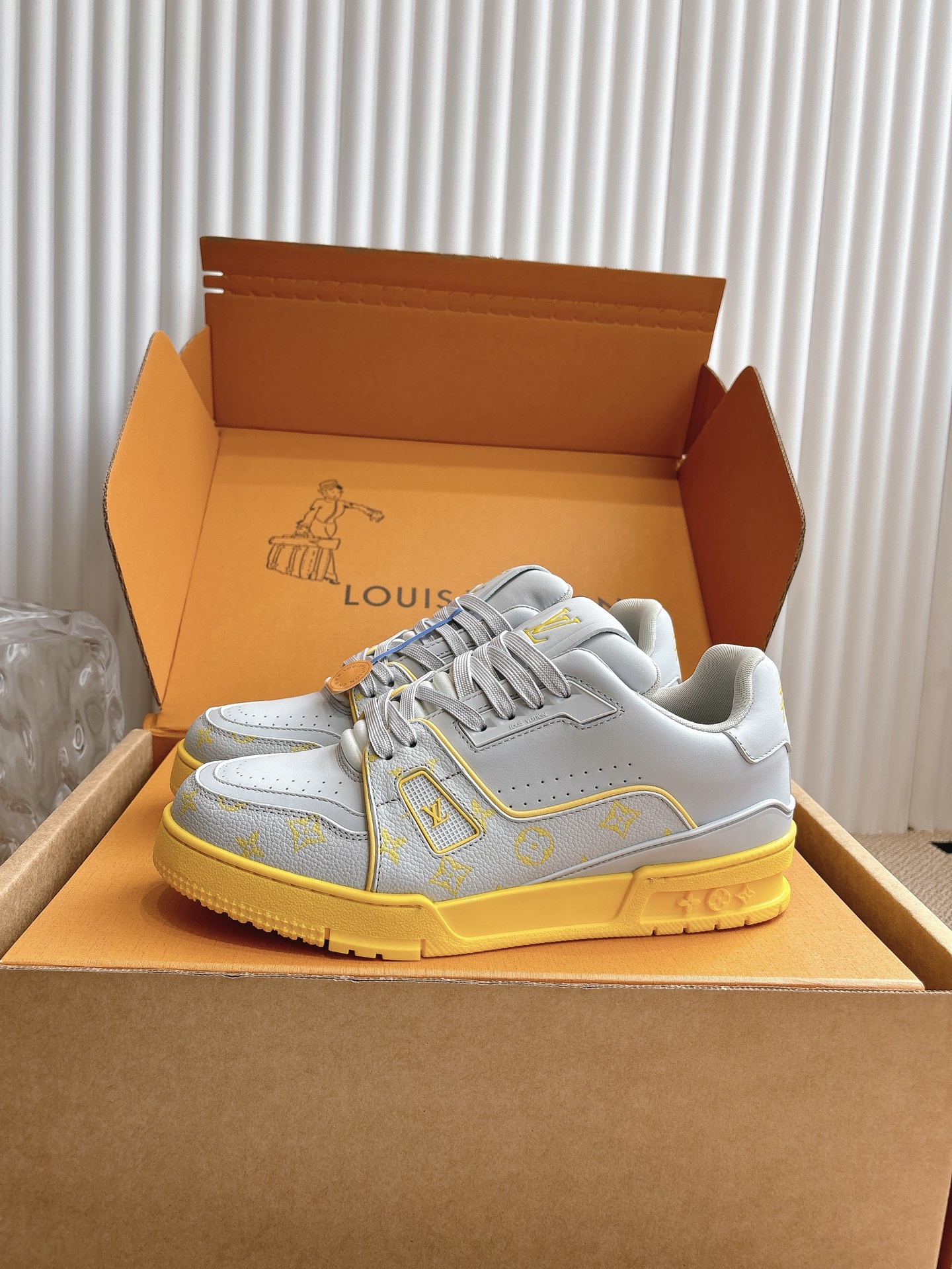 400💰Louis Vuiton 路易威登 新款 LV Trainer系列板鞋篮球鞋 ‼️
LV Trainer运动鞋是由设计师Virgil Abloh由复古篮球鞋激发的经典创意,此次拼接光滑牛皮革和Monogram压纹粒面牛皮革,再以Monogram花卉点缀橡胶外底,映现一体色彩中的醒目跳跃!
面料:原版进口头层牛皮
内里:原版定制透气网里
鞋底:原版开模双色TPU组合大底
底厚:约3cm
码数:35-45