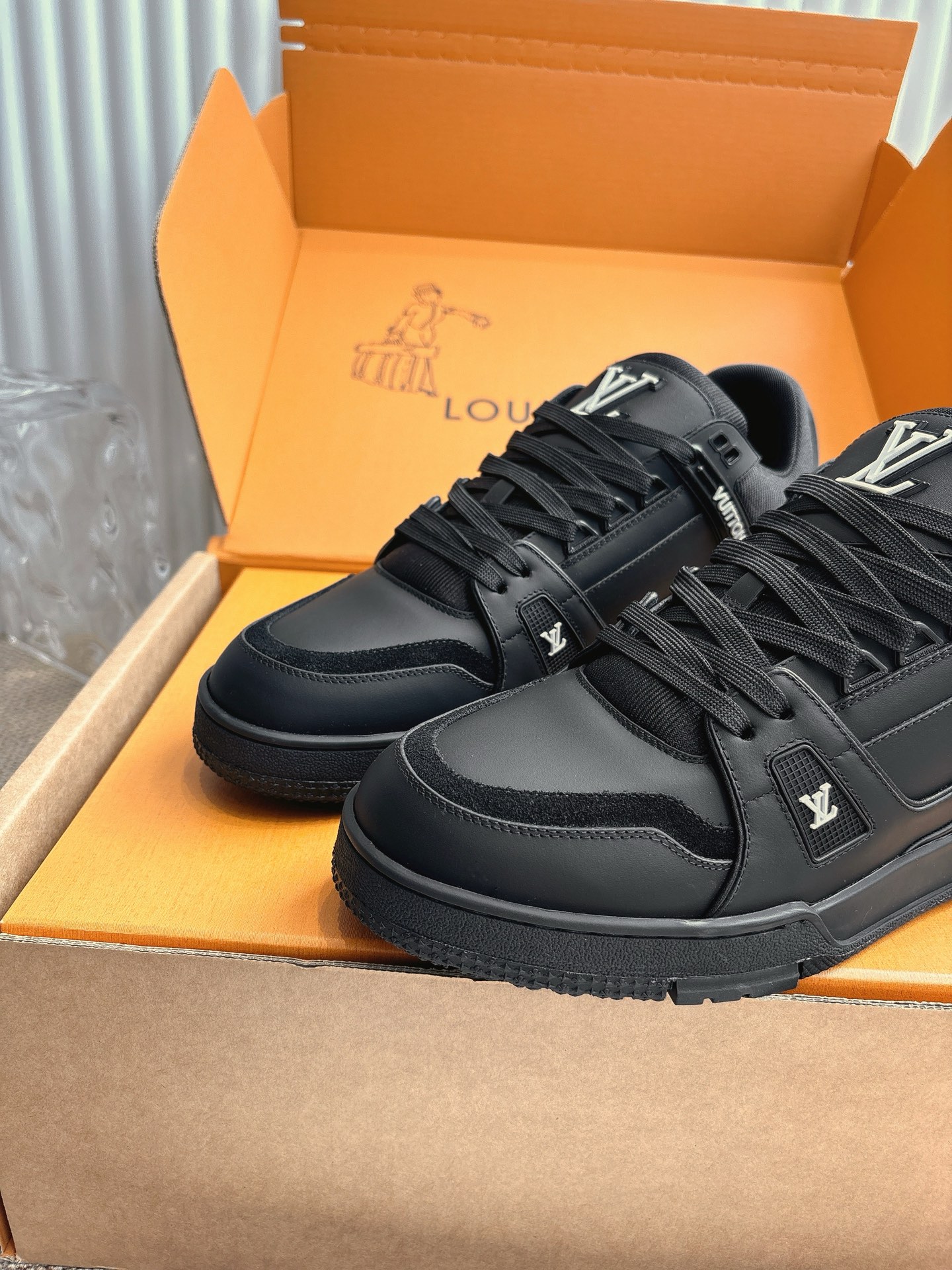 400💰Louis Vuiton 路易威登 新款 LV Trainer系列板鞋篮球鞋 ‼️
LV Trainer运动鞋是由设计师Virgil Abloh由复古篮球鞋激发的经典创意,此次拼接光滑牛皮革和Monogram压纹粒面牛皮革,再以Monogram花卉点缀橡胶外底,映现一体色彩中的醒目跳跃!
面料:原版进口头层牛皮
内里:原版定制透气网里
鞋底:原版开模双色TPU组合大底
底厚:约3cm
码数:35-45
