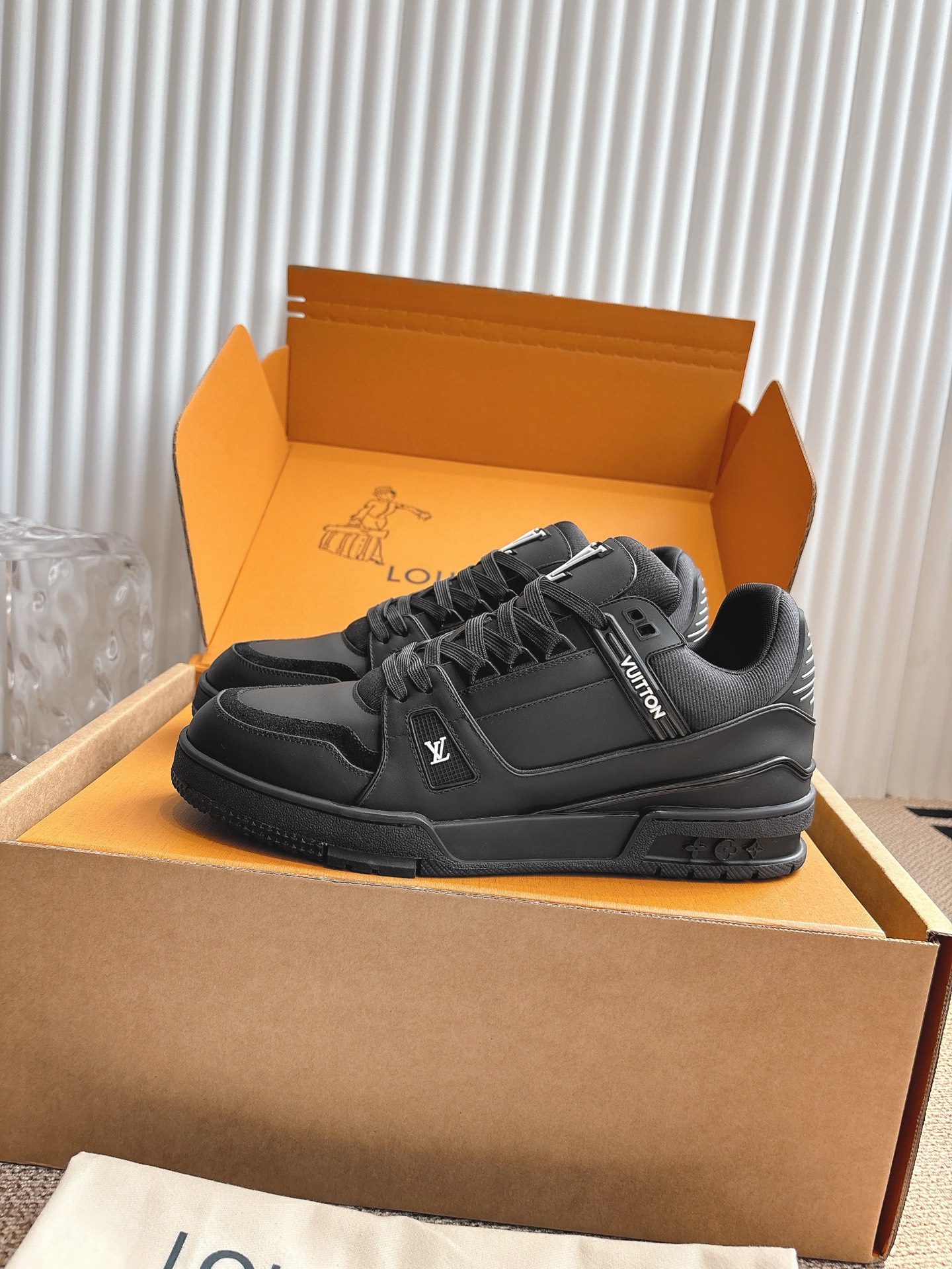 400💰Louis Vuiton 路易威登 新款 LV Trainer系列板鞋篮球鞋 ‼️
LV Trainer运动鞋是由设计师Virgil Abloh由复古篮球鞋激发的经典创意,此次拼接光滑牛皮革和Monogram压纹粒面牛皮革,再以Monogram花卉点缀橡胶外底,映现一体色彩中的醒目跳跃!
面料:原版进口头层牛皮
内里:原版定制透气网里
鞋底:原版开模双色TPU组合大底
底厚:约3cm
码数:35-45