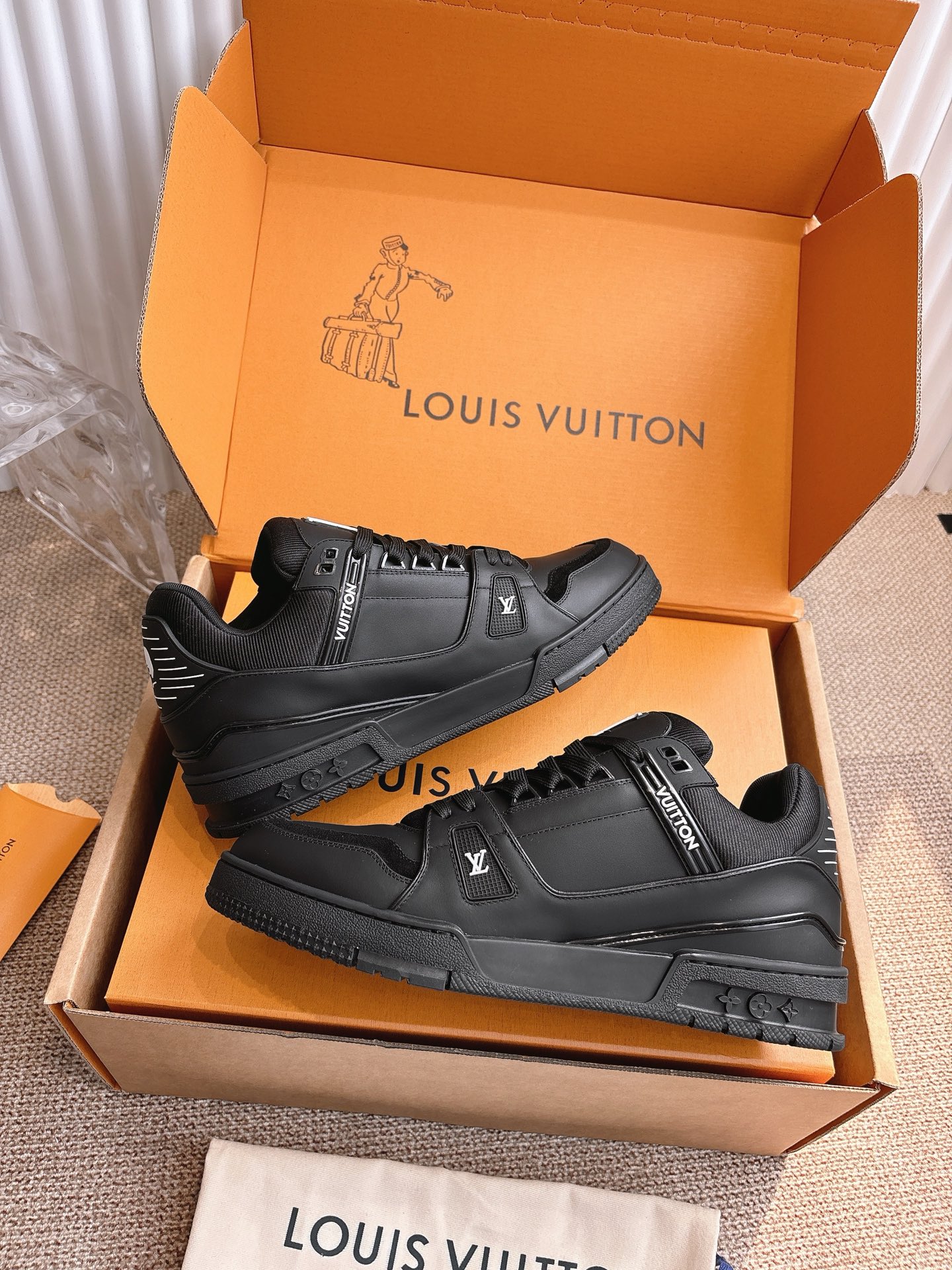 400💰Louis Vuiton 路易威登 新款 LV Trainer系列板鞋篮球鞋 ‼️
LV Trainer运动鞋是由设计师Virgil Abloh由复古篮球鞋激发的经典创意,此次拼接光滑牛皮革和Monogram压纹粒面牛皮革,再以Monogram花卉点缀橡胶外底,映现一体色彩中的醒目跳跃!
面料:原版进口头层牛皮
内里:原版定制透气网里
鞋底:原版开模双色TPU组合大底
底厚:约3cm
码数:35-45