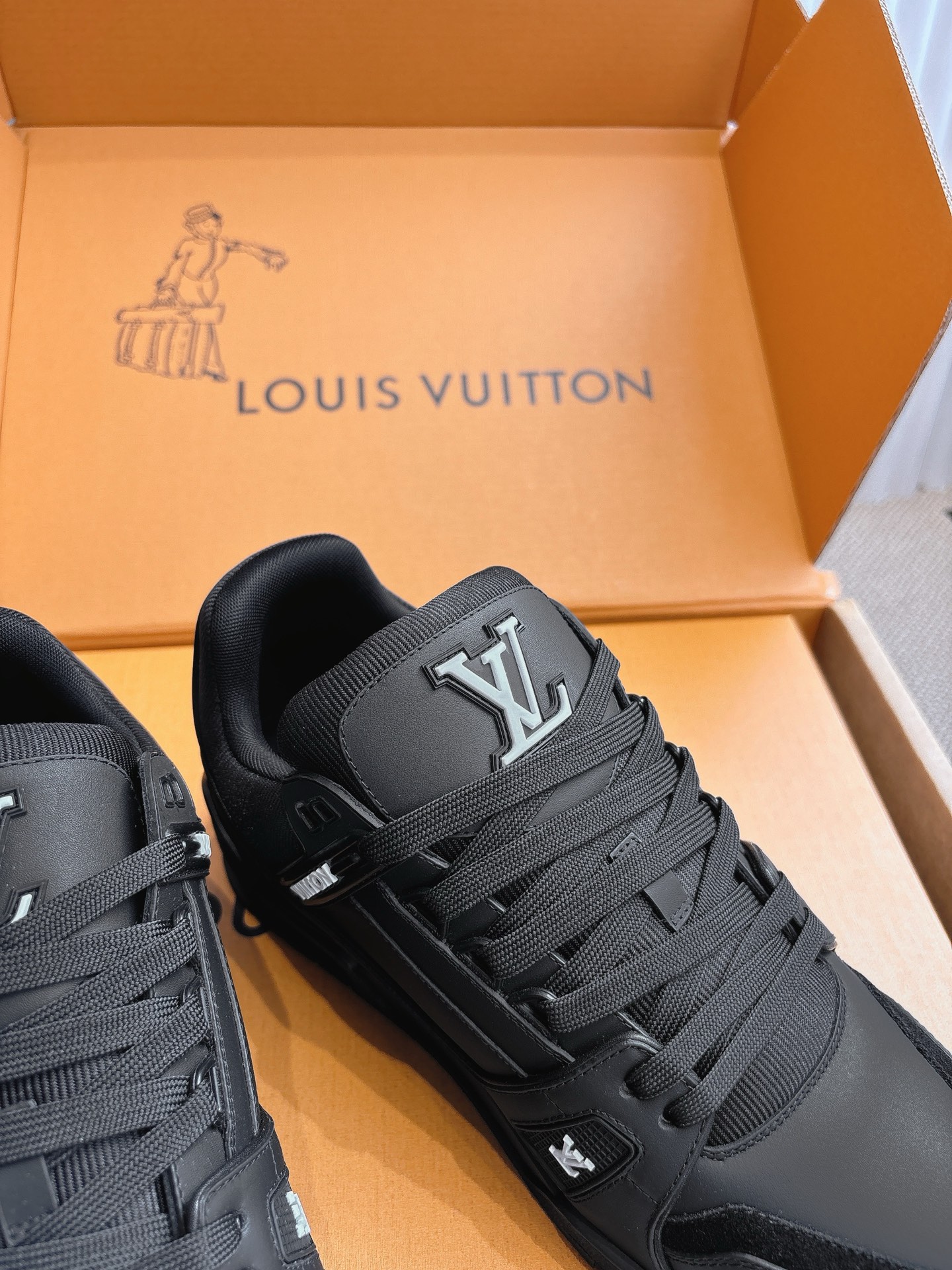 400💰Louis Vuiton 路易威登 新款 LV Trainer系列板鞋篮球鞋 ‼️
LV Trainer运动鞋是由设计师Virgil Abloh由复古篮球鞋激发的经典创意,此次拼接光滑牛皮革和Monogram压纹粒面牛皮革,再以Monogram花卉点缀橡胶外底,映现一体色彩中的醒目跳跃!
面料:原版进口头层牛皮
内里:原版定制透气网里
鞋底:原版开模双色TPU组合大底
底厚:约3cm
码数:35-45
