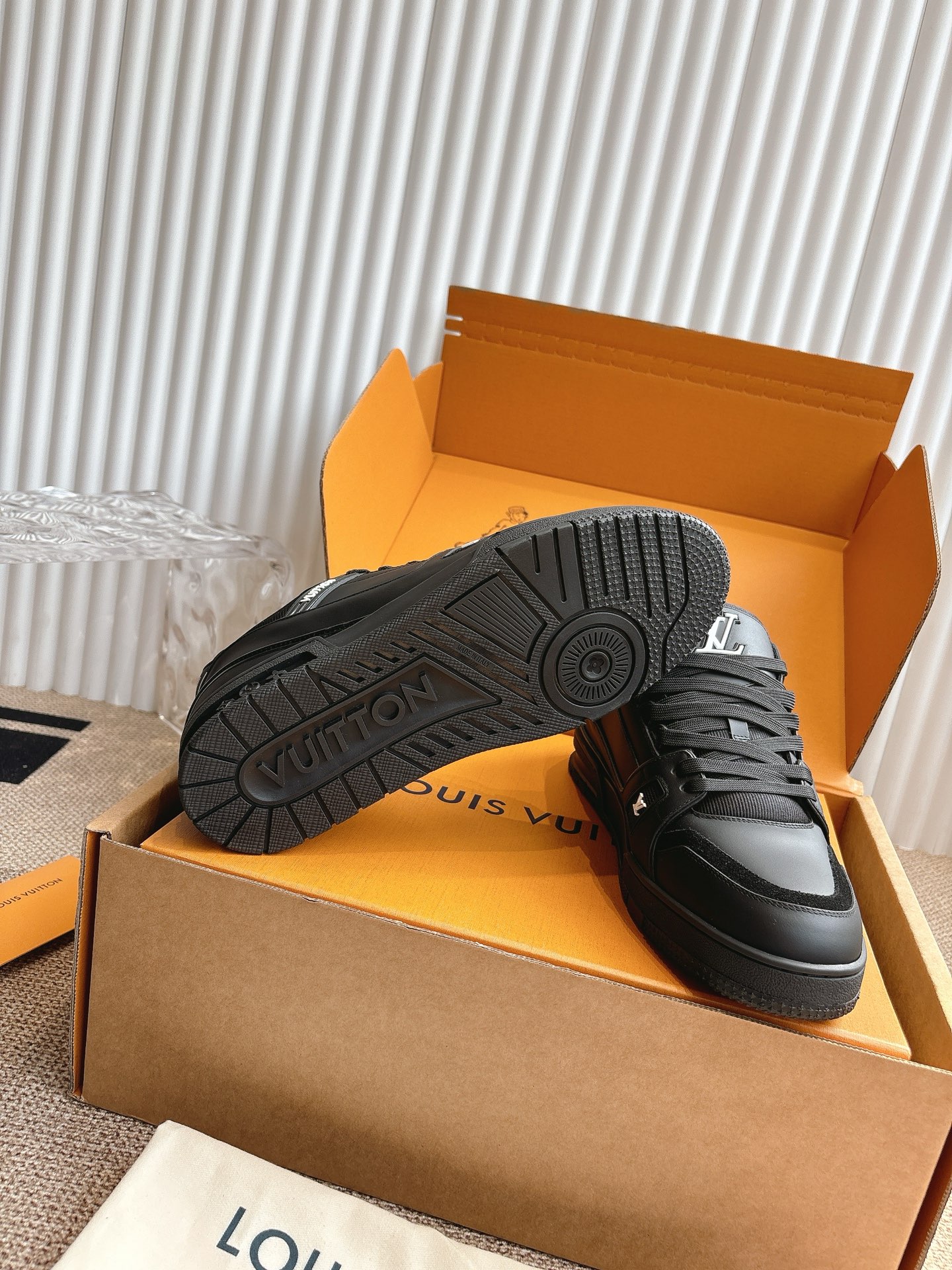 400💰Louis Vuiton 路易威登 新款 LV Trainer系列板鞋篮球鞋 ‼️
LV Trainer运动鞋是由设计师Virgil Abloh由复古篮球鞋激发的经典创意,此次拼接光滑牛皮革和Monogram压纹粒面牛皮革,再以Monogram花卉点缀橡胶外底,映现一体色彩中的醒目跳跃!
面料:原版进口头层牛皮
内里:原版定制透气网里
鞋底:原版开模双色TPU组合大底
底厚:约3cm
码数:35-45