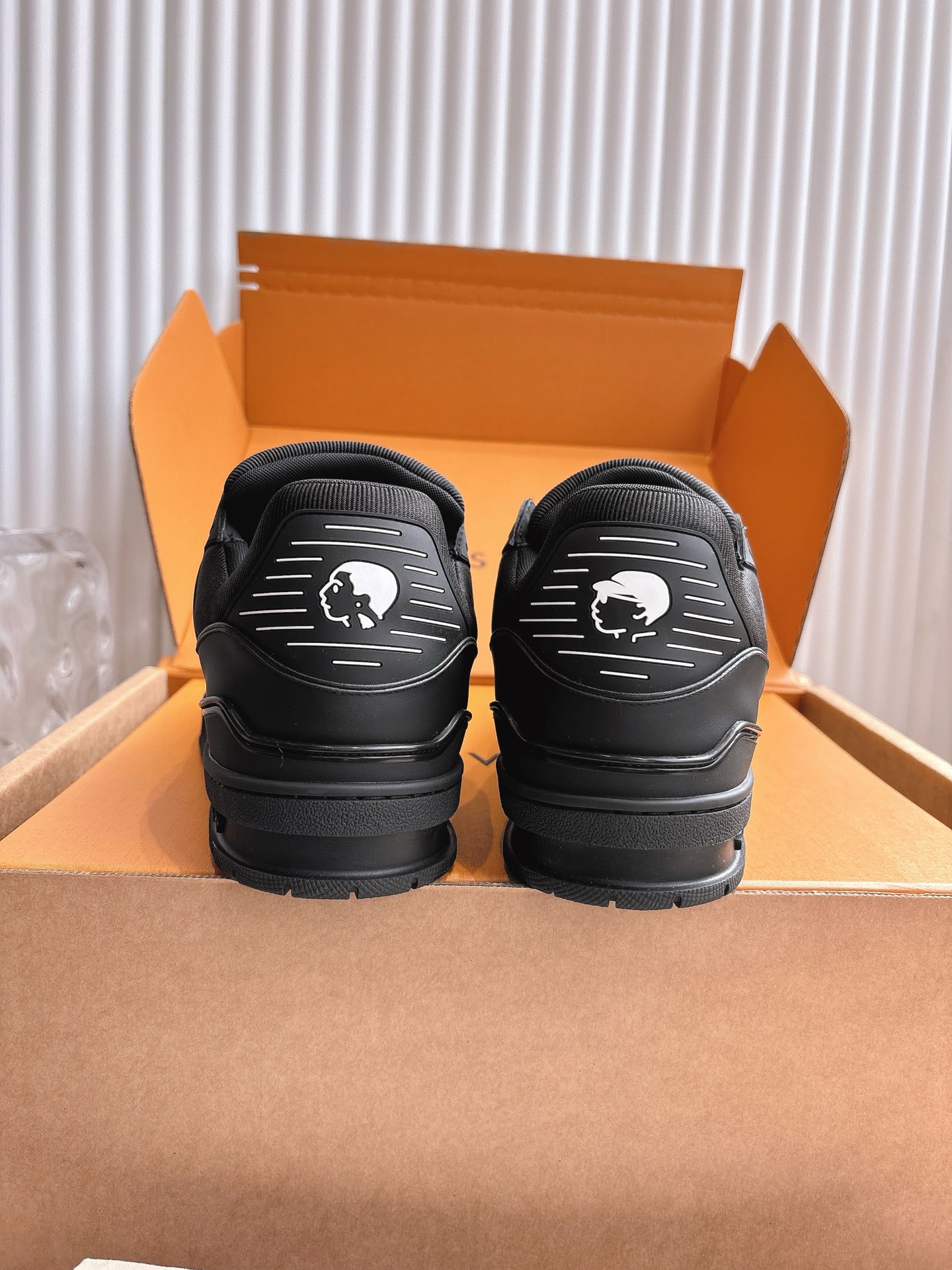 400💰Louis Vuiton 路易威登 新款 LV Trainer系列板鞋篮球鞋 ‼️
LV Trainer运动鞋是由设计师Virgil Abloh由复古篮球鞋激发的经典创意,此次拼接光滑牛皮革和Monogram压纹粒面牛皮革,再以Monogram花卉点缀橡胶外底,映现一体色彩中的醒目跳跃!
面料:原版进口头层牛皮
内里:原版定制透气网里
鞋底:原版开模双色TPU组合大底
底厚:约3cm
码数:35-45