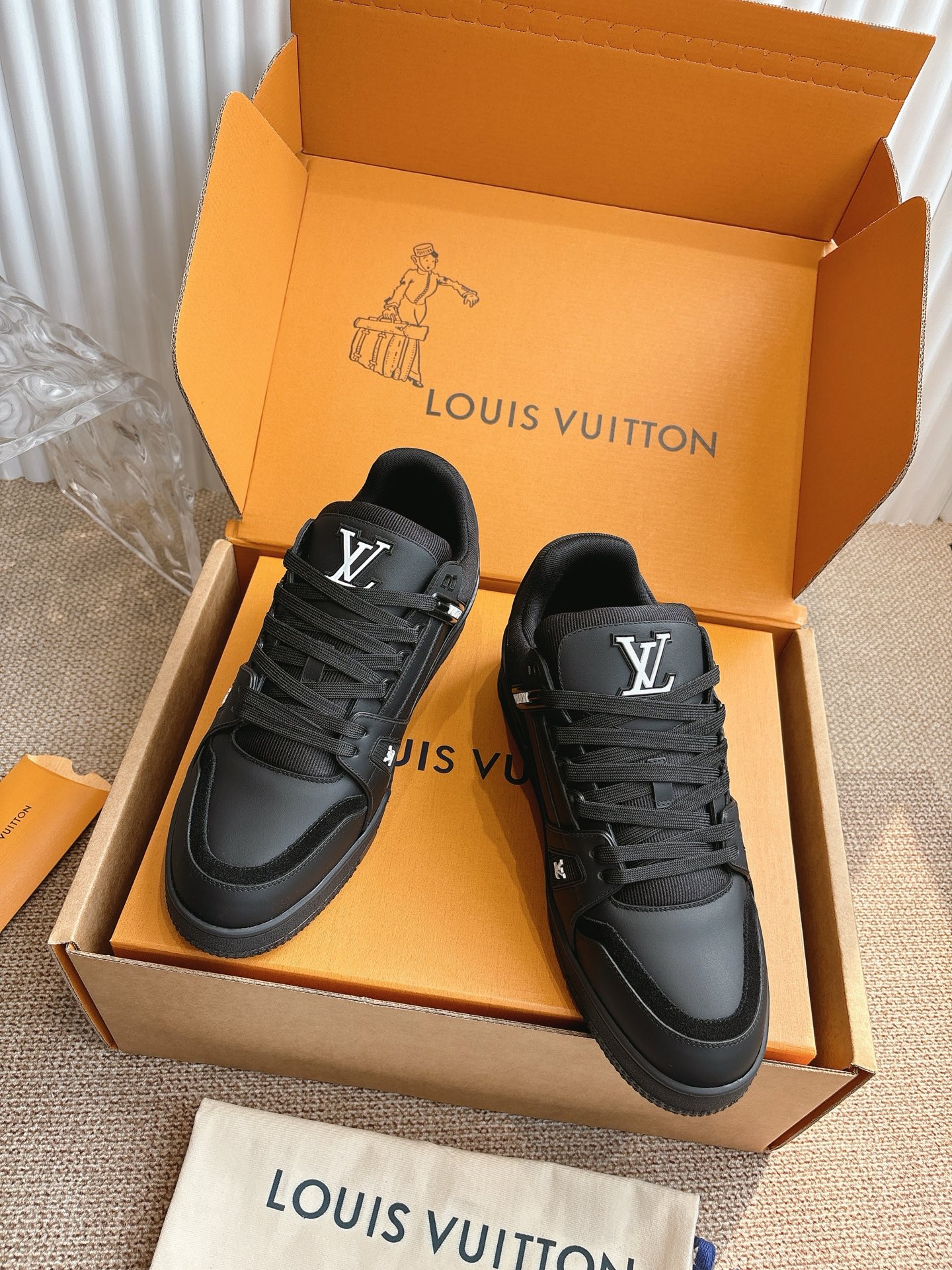 400💰Louis Vuiton 路易威登 新款 LV Trainer系列板鞋篮球鞋 ‼️
LV Trainer运动鞋是由设计师Virgil Abloh由复古篮球鞋激发的经典创意,此次拼接光滑牛皮革和Monogram压纹粒面牛皮革,再以Monogram花卉点缀橡胶外底,映现一体色彩中的醒目跳跃!
面料:原版进口头层牛皮
内里:原版定制透气网里
鞋底:原版开模双色TPU组合大底
底厚:约3cm
码数:35-45