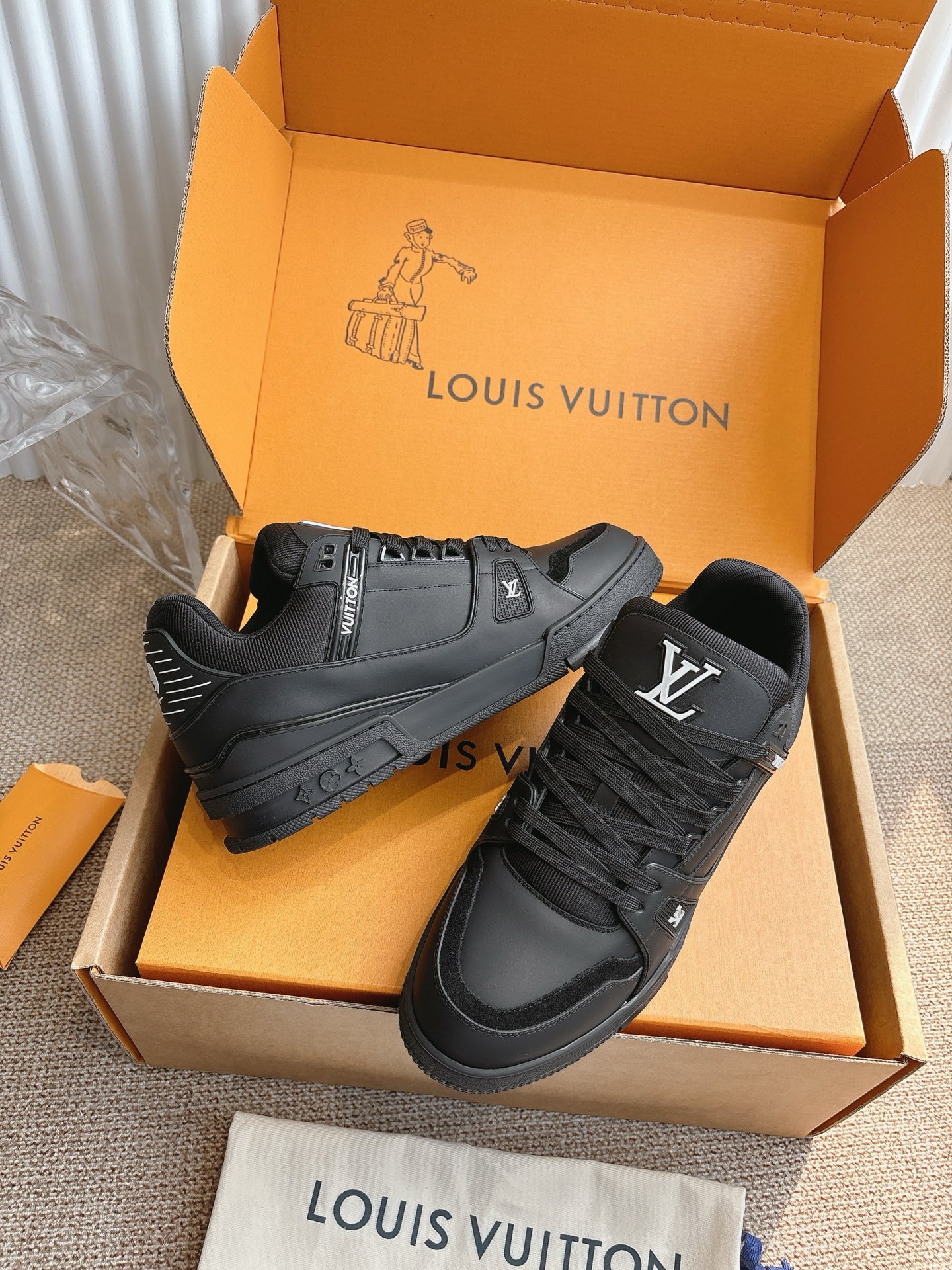 400💰Louis Vuiton 路易威登 新款 LV Trainer系列板鞋篮球鞋 ‼️
LV Trainer运动鞋是由设计师Virgil Abloh由复古篮球鞋激发的经典创意,此次拼接光滑牛皮革和Monogram压纹粒面牛皮革,再以Monogram花卉点缀橡胶外底,映现一体色彩中的醒目跳跃!
面料:原版进口头层牛皮
内里:原版定制透气网里
鞋底:原版开模双色TPU组合大底
底厚:约3cm
码数:35-45