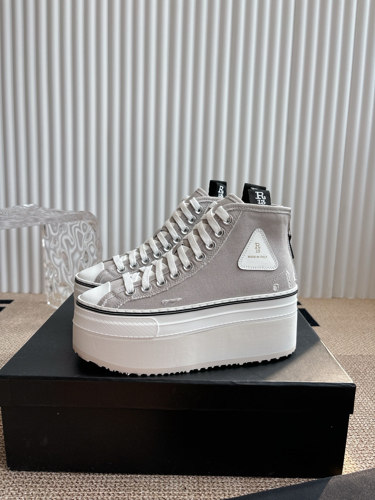 “R13-Heel Shoes: 800 Pounds, Thick-Soled Leisure Highs in Sizes 34-40”