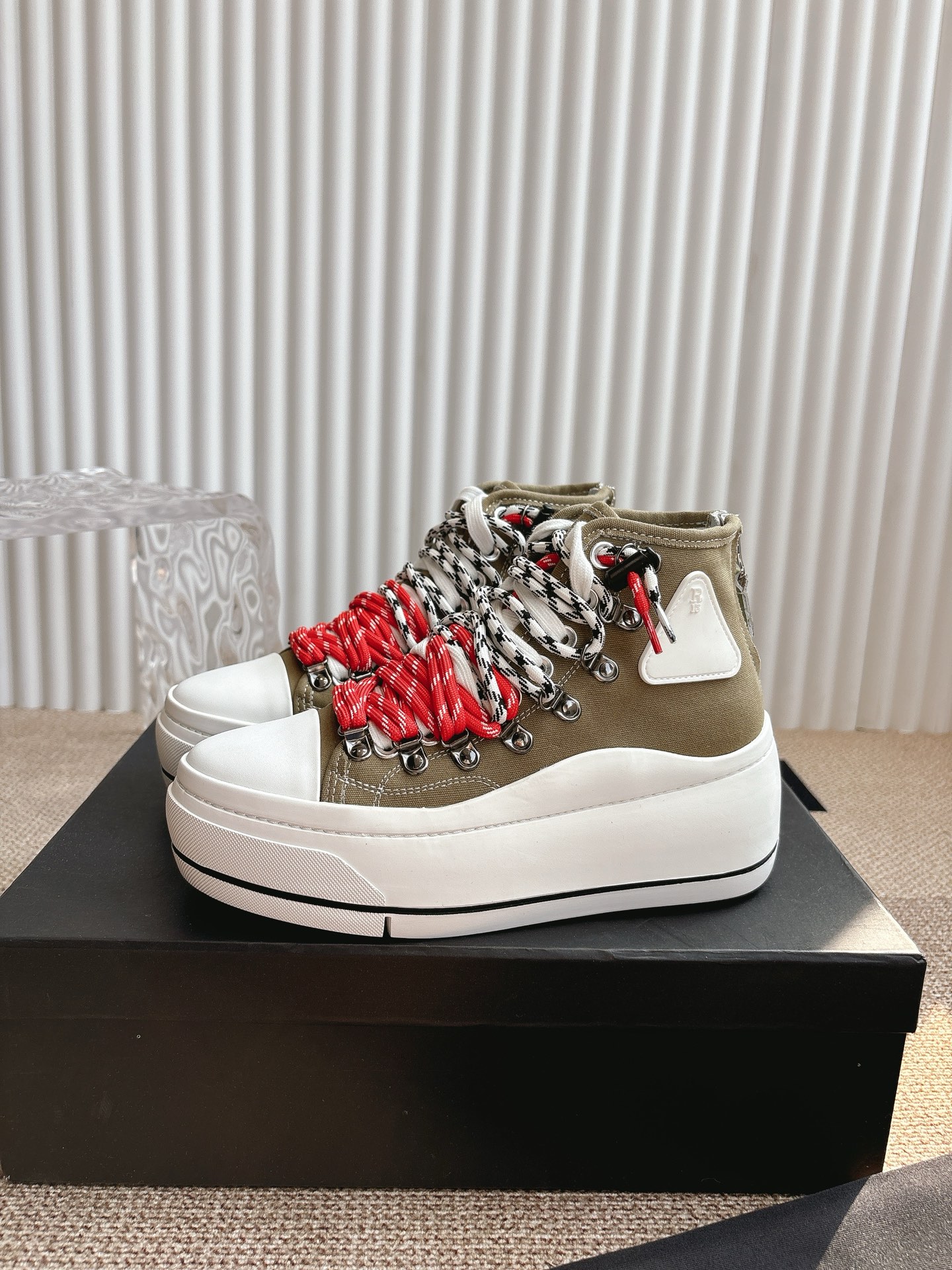 Trendy R13 High-Top Shoes: Stylish and Comfortable Leisure Footwear! - 图片 2