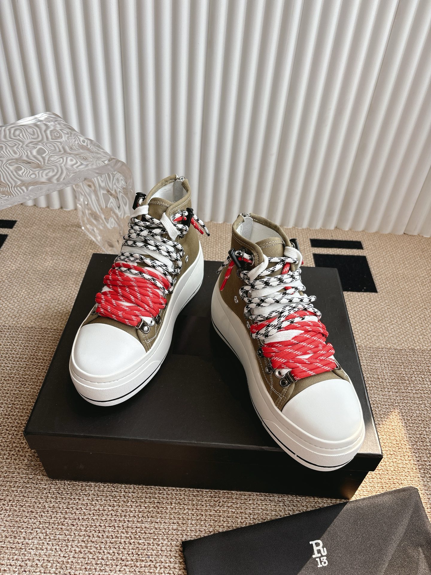 Trendy R13 High-Top Shoes: Stylish and Comfortable Leisure Footwear!