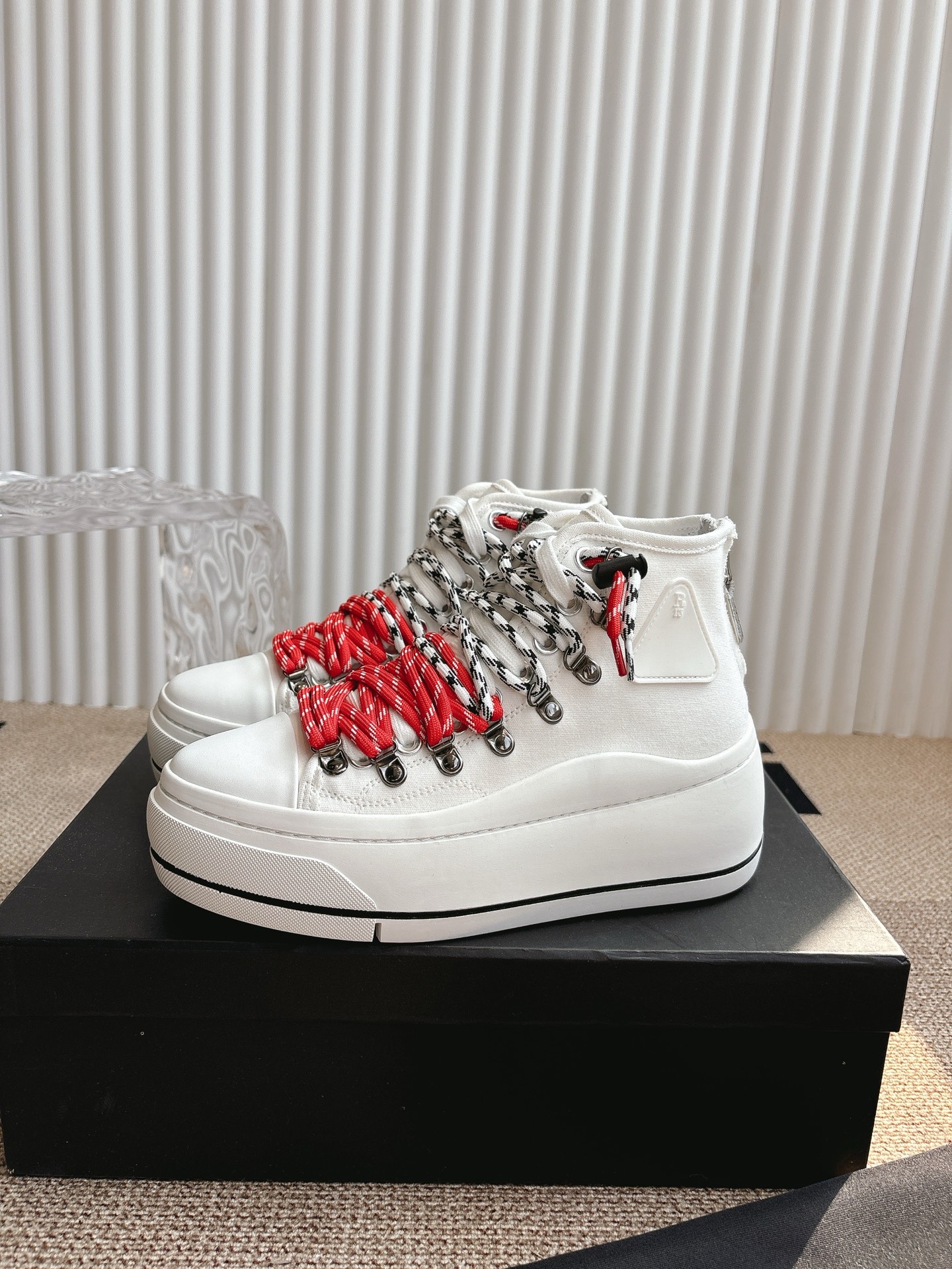 Stylish R13 High-Top Shoes: Comfortable and Trendy Leisure Footwear! - 图片 2