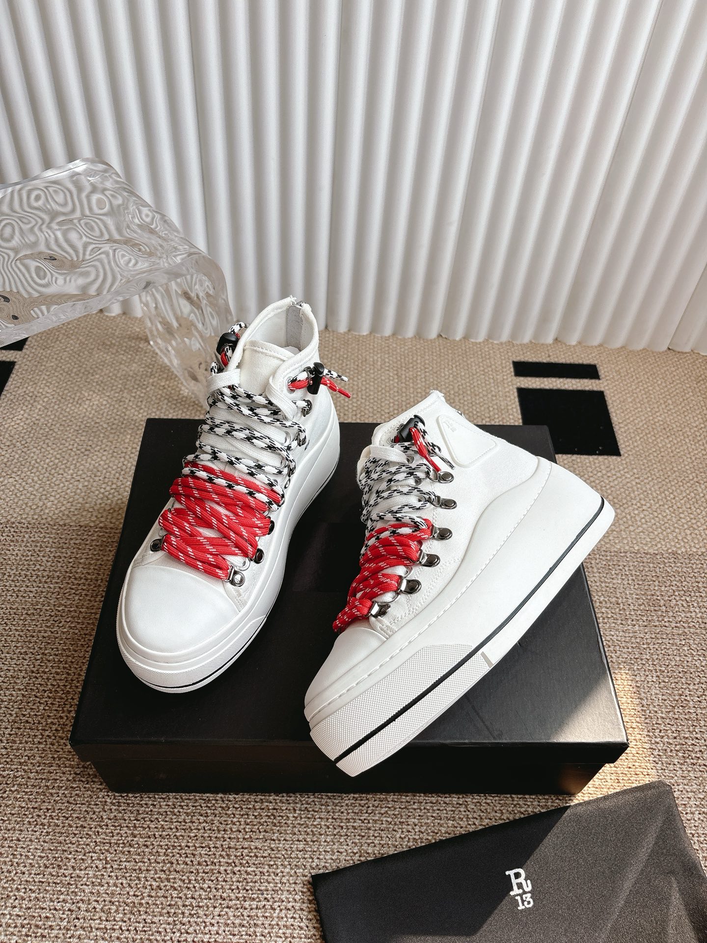 Stylish R13 High-Top Shoes: Comfortable and Trendy Leisure Footwear! - 图片 4
