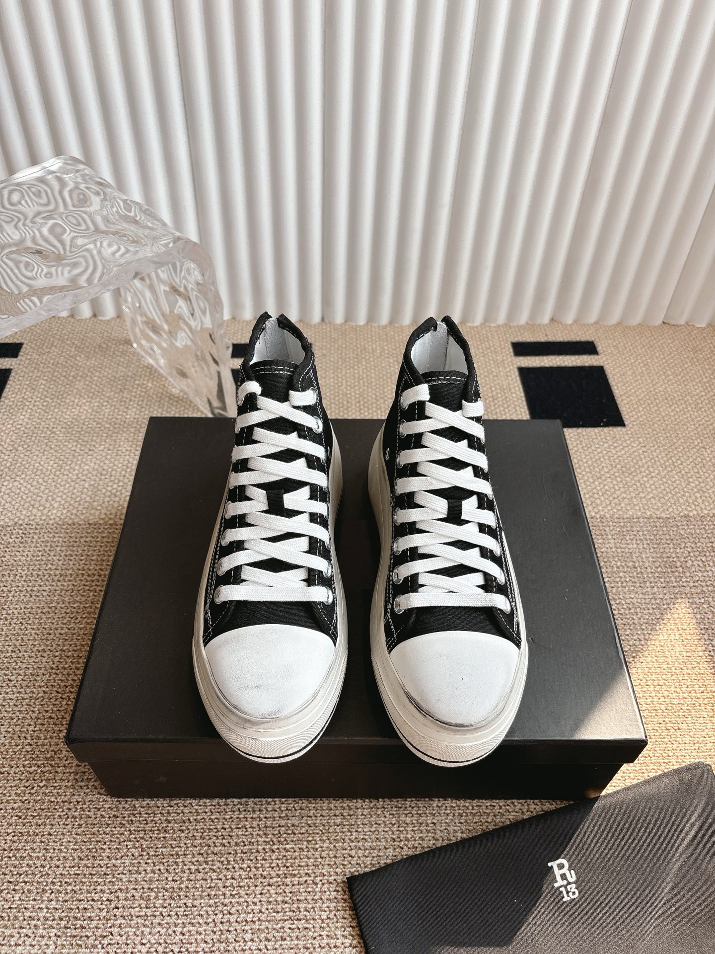 Review of R13 High-Top Shoes: Stylish, Comfortable, and Durable! - 图片 2