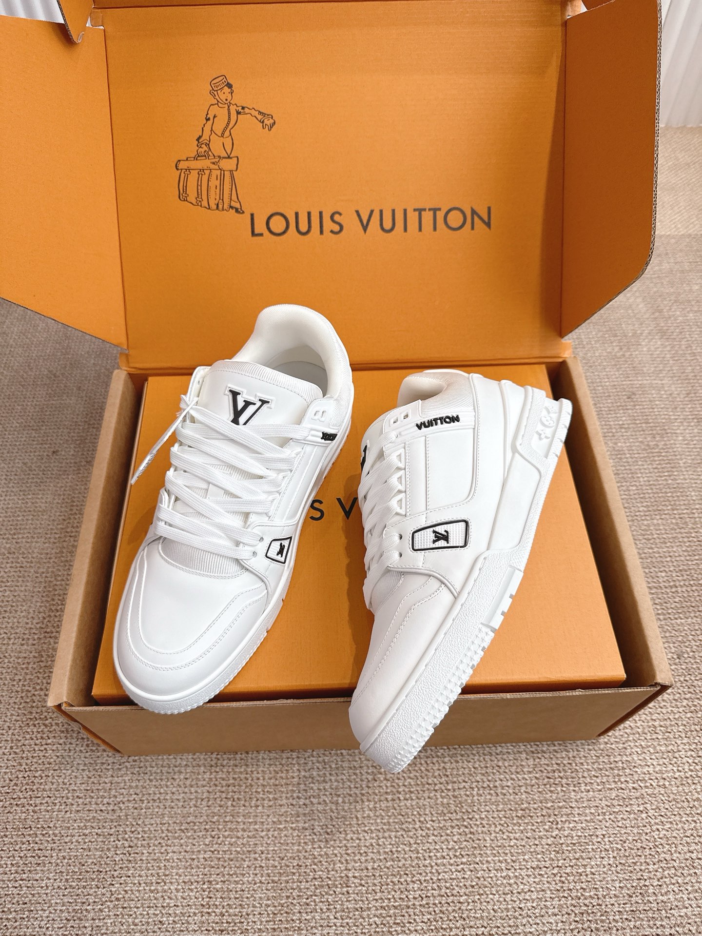 400💰Louis Vuiton 路易威登 新款 LV Trainer系列板鞋篮球鞋 ‼️
LV Trainer运动鞋是由设计师Virgil Abloh由复古篮球鞋激发的经典创意,此次拼接光滑牛皮革和Monogram压纹粒面牛皮革,再以Monogram花卉点缀橡胶外底,映现一体色彩中的醒目跳跃!
面料:原版进口头层牛皮
内里:原版定制透气网里
鞋底:原版开模双色TPU组合大底
底厚:约3cm
码数:35-45