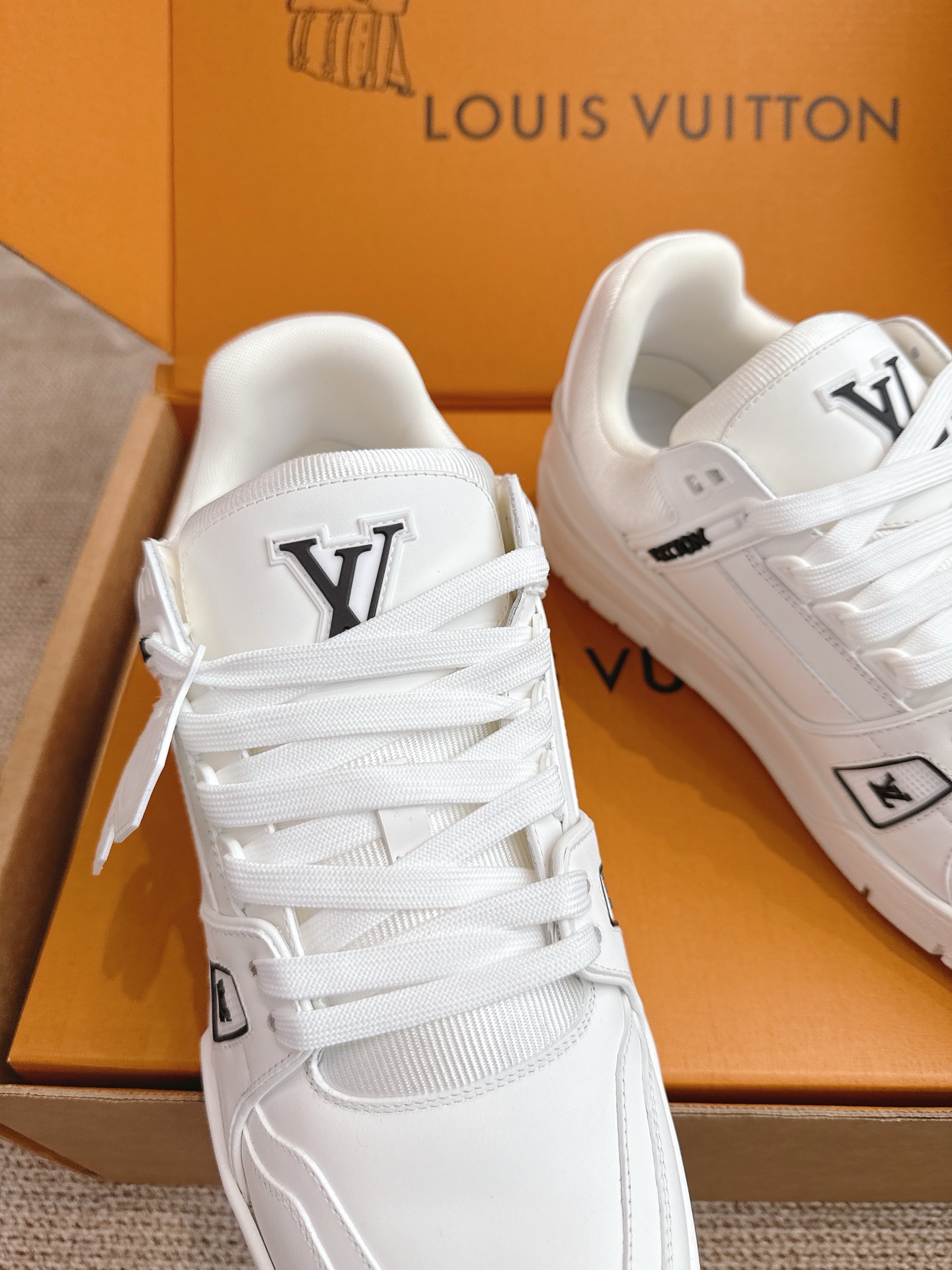 400💰Louis Vuiton 路易威登 新款 LV Trainer系列板鞋篮球鞋 ‼️
LV Trainer运动鞋是由设计师Virgil Abloh由复古篮球鞋激发的经典创意,此次拼接光滑牛皮革和Monogram压纹粒面牛皮革,再以Monogram花卉点缀橡胶外底,映现一体色彩中的醒目跳跃!
面料:原版进口头层牛皮
内里:原版定制透气网里
鞋底:原版开模双色TPU组合大底
底厚:约3cm
码数:35-45