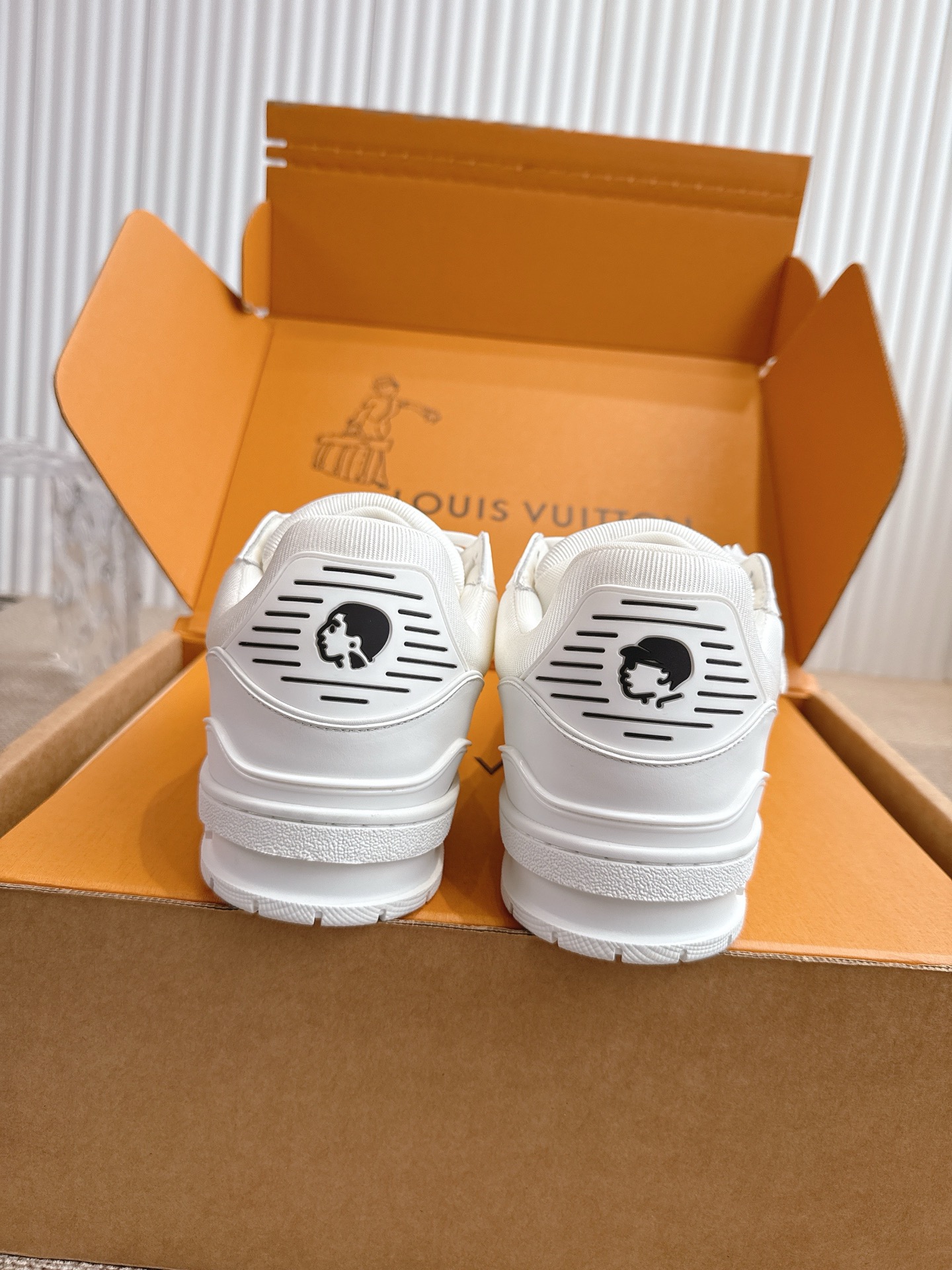 400💰Louis Vuiton 路易威登 新款 LV Trainer系列板鞋篮球鞋 ‼️
LV Trainer运动鞋是由设计师Virgil Abloh由复古篮球鞋激发的经典创意,此次拼接光滑牛皮革和Monogram压纹粒面牛皮革,再以Monogram花卉点缀橡胶外底,映现一体色彩中的醒目跳跃!
面料:原版进口头层牛皮
内里:原版定制透气网里
鞋底:原版开模双色TPU组合大底
底厚:约3cm
码数:35-45
