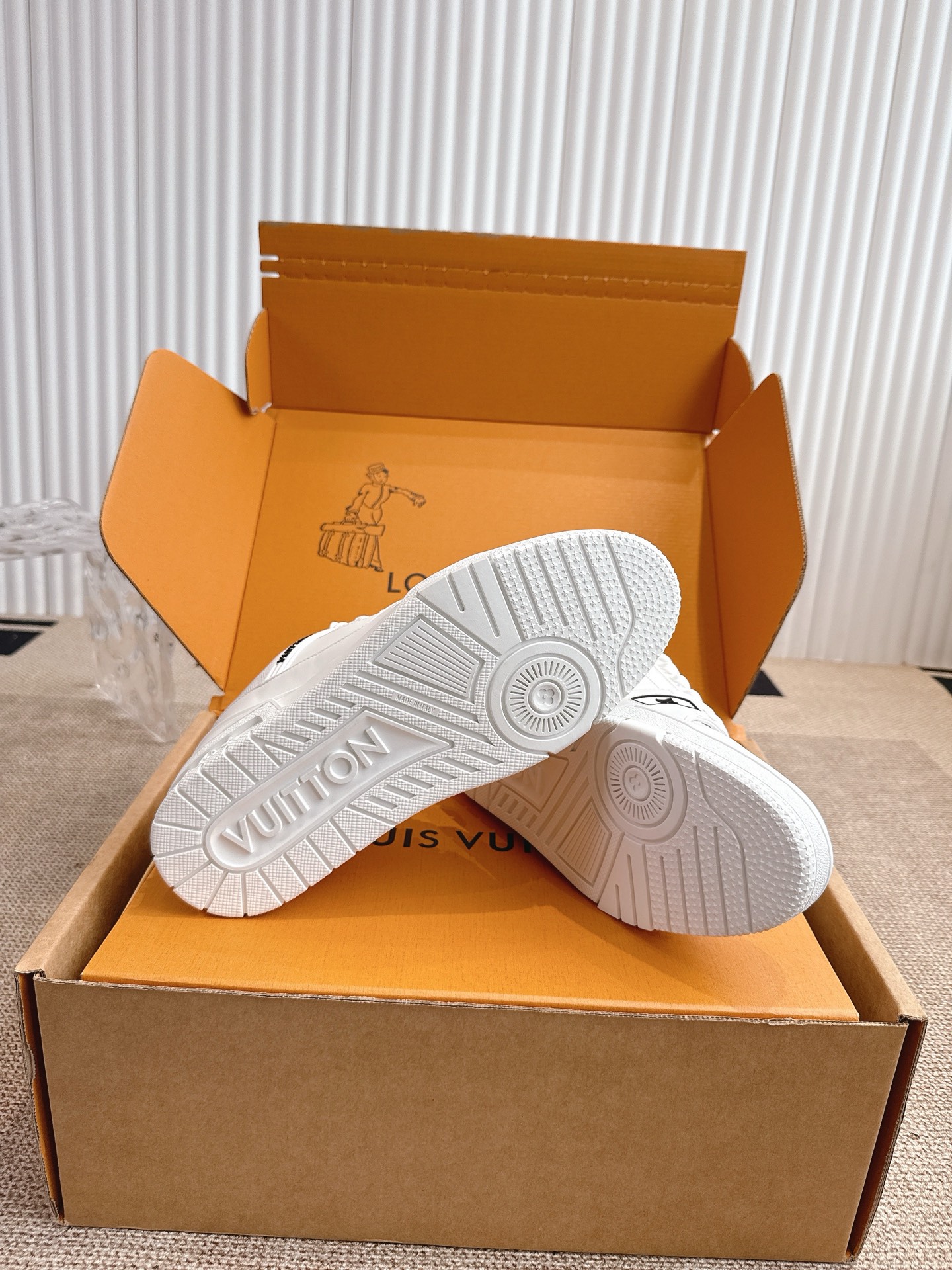 400💰Louis Vuiton 路易威登 新款 LV Trainer系列板鞋篮球鞋 ‼️
LV Trainer运动鞋是由设计师Virgil Abloh由复古篮球鞋激发的经典创意,此次拼接光滑牛皮革和Monogram压纹粒面牛皮革,再以Monogram花卉点缀橡胶外底,映现一体色彩中的醒目跳跃!
面料:原版进口头层牛皮
内里:原版定制透气网里
鞋底:原版开模双色TPU组合大底
底厚:约3cm
码数:35-45
