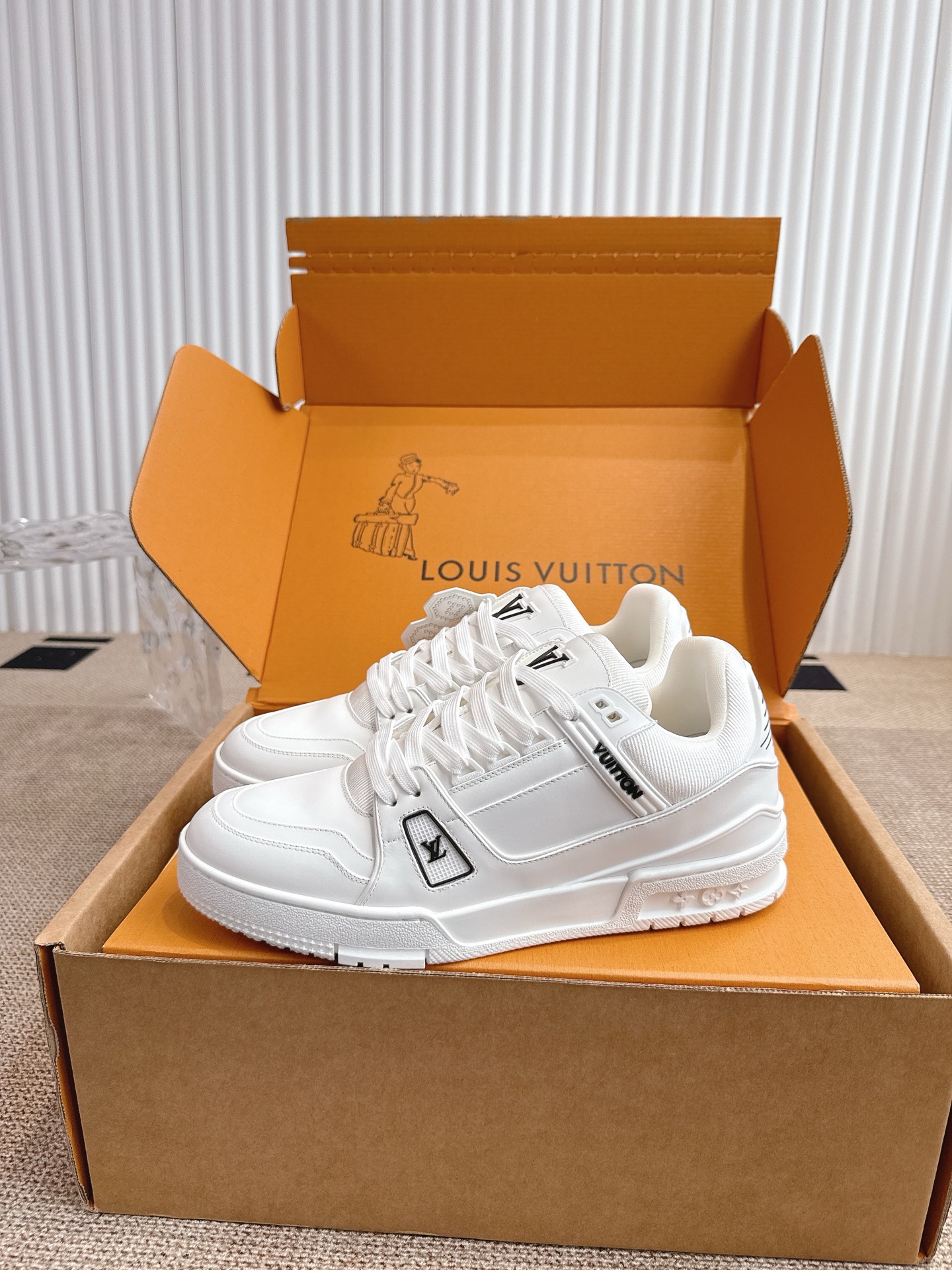 400💰Louis Vuiton 路易威登 新款 LV Trainer系列板鞋篮球鞋 ‼️
LV Trainer运动鞋是由设计师Virgil Abloh由复古篮球鞋激发的经典创意,此次拼接光滑牛皮革和Monogram压纹粒面牛皮革,再以Monogram花卉点缀橡胶外底,映现一体色彩中的醒目跳跃!
面料:原版进口头层牛皮
内里:原版定制透气网里
鞋底:原版开模双色TPU组合大底
底厚:约3cm
码数:35-45