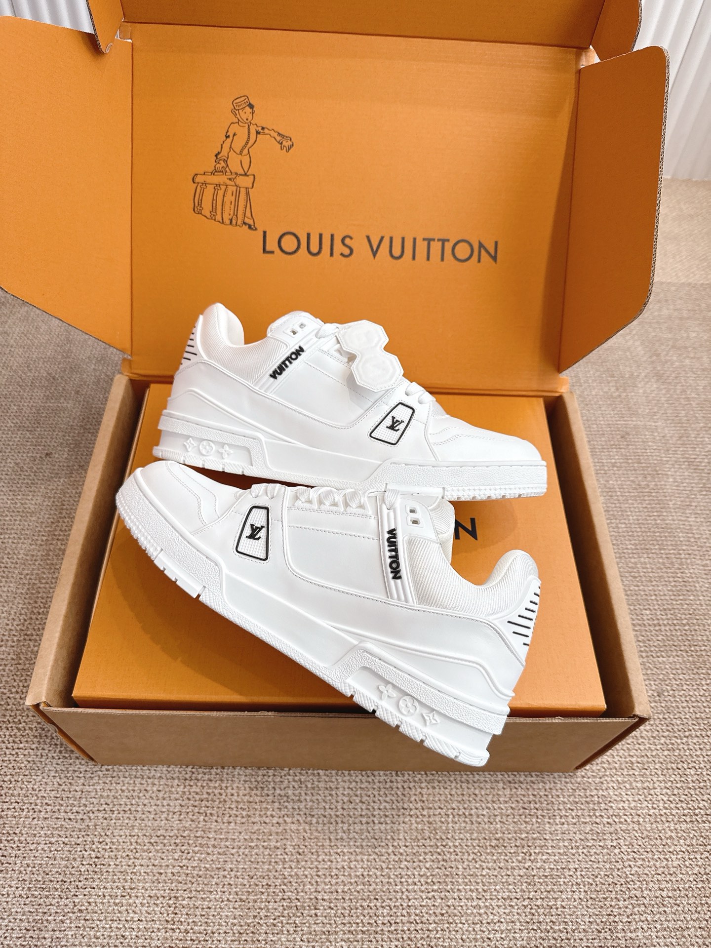 400💰Louis Vuiton 路易威登 新款 LV Trainer系列板鞋篮球鞋 ‼️
LV Trainer运动鞋是由设计师Virgil Abloh由复古篮球鞋激发的经典创意,此次拼接光滑牛皮革和Monogram压纹粒面牛皮革,再以Monogram花卉点缀橡胶外底,映现一体色彩中的醒目跳跃!
面料:原版进口头层牛皮
内里:原版定制透气网里
鞋底:原版开模双色TPU组合大底
底厚:约3cm
码数:35-45